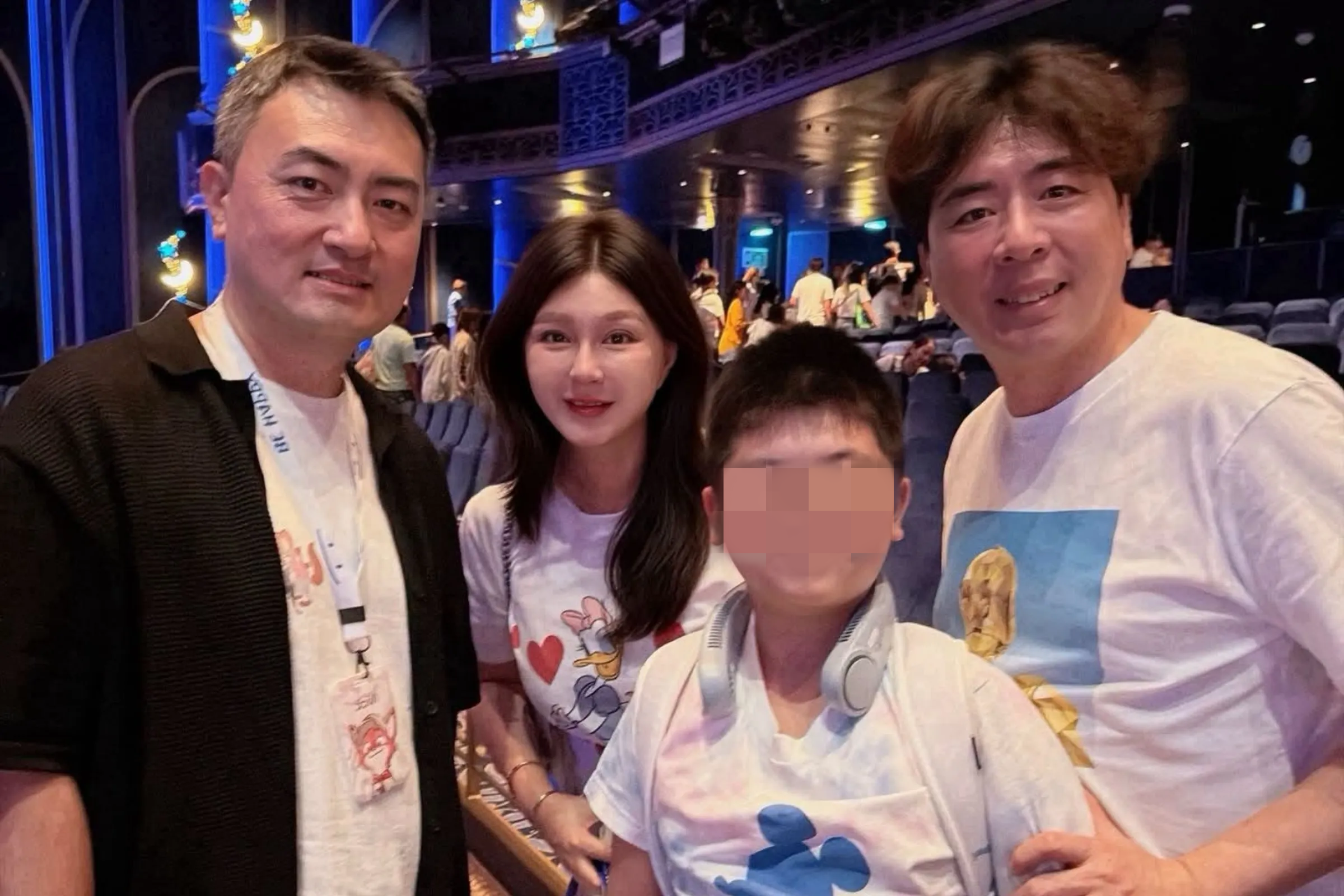 梁赫群一家搭乘迪士尼郵輪時，意外巧遇老高與小茉，開心與老高合影留念。（翻攝網路）