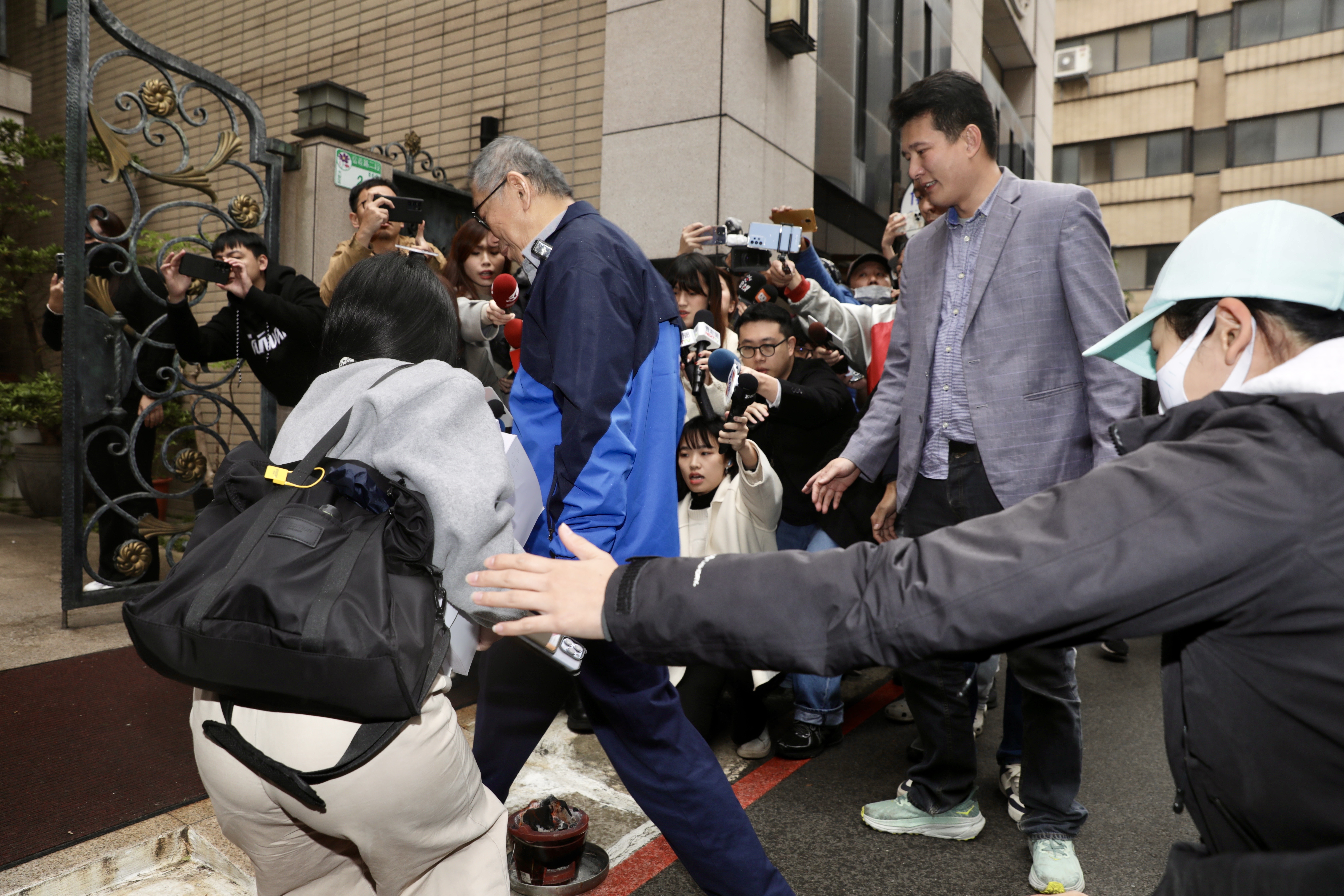 柯文哲今中午成功獲釋返家。