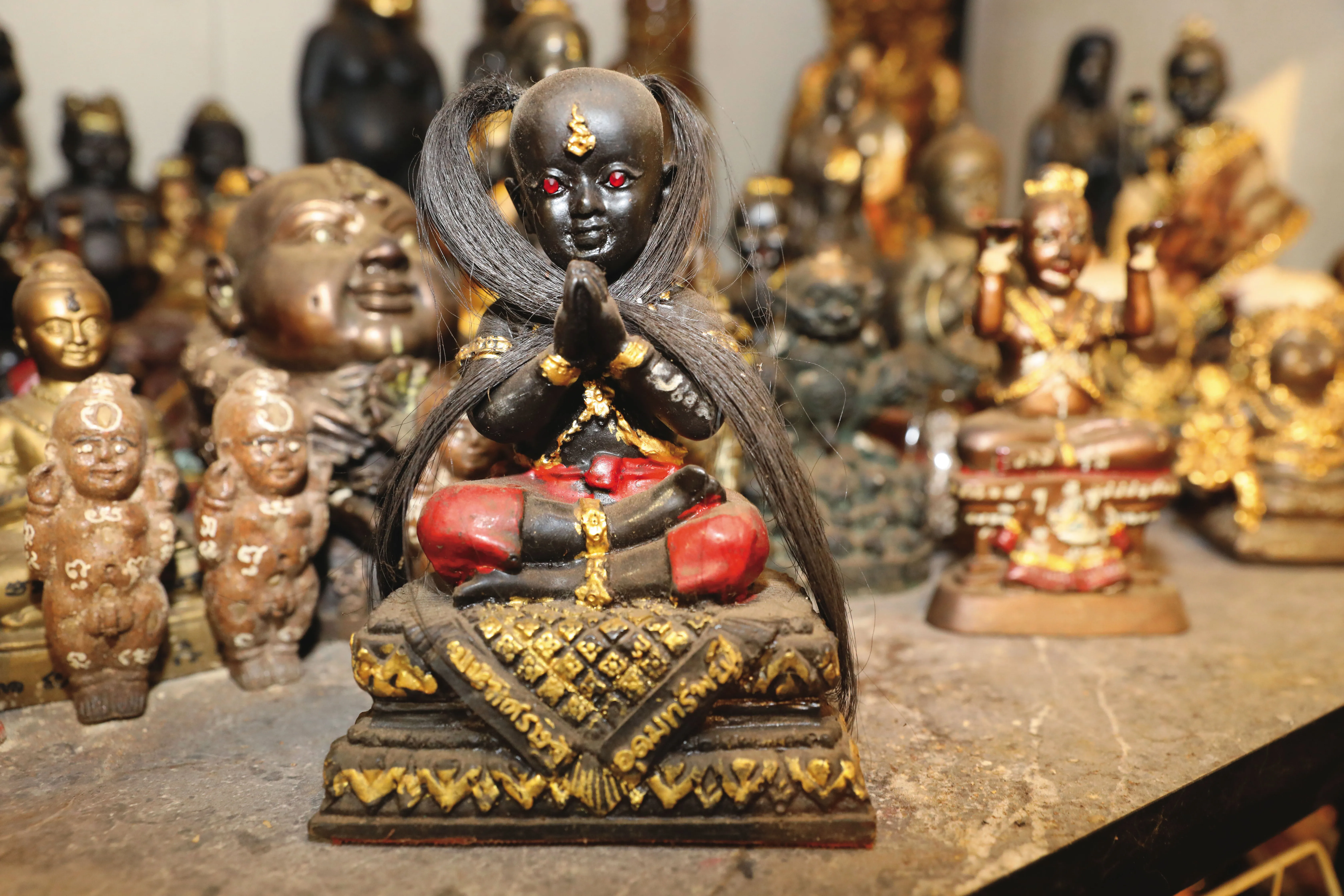 許多青少年為了招桃花或防霸凌，供養泰國古曼童（圖），恐惹禍上身。
