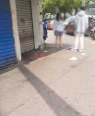 年輕男女在街頭發生爭執。（翻自《黑料網》）