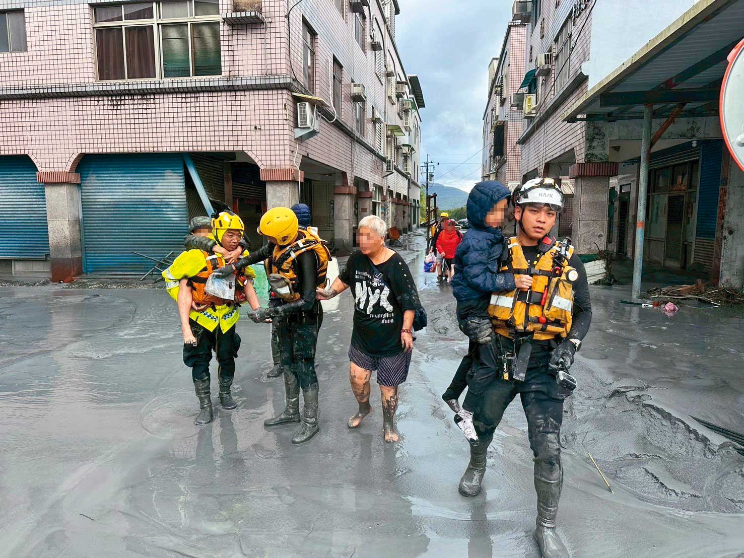 搜救人員徒步將生還民眾背出災區送醫。（中央災害應變中心提供）