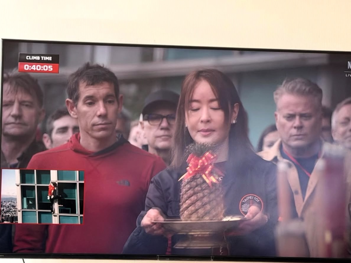 賈永婕這幾天陸續發文揭露霍諾德赤手登頂101的背後內幕，提到活動差點要因天氣問題而取消，除了感謝各單位的配合，她也感謝神明和「神奇鳳梨」，讓一切順利完成。（翻攝自賈永婕臉書）