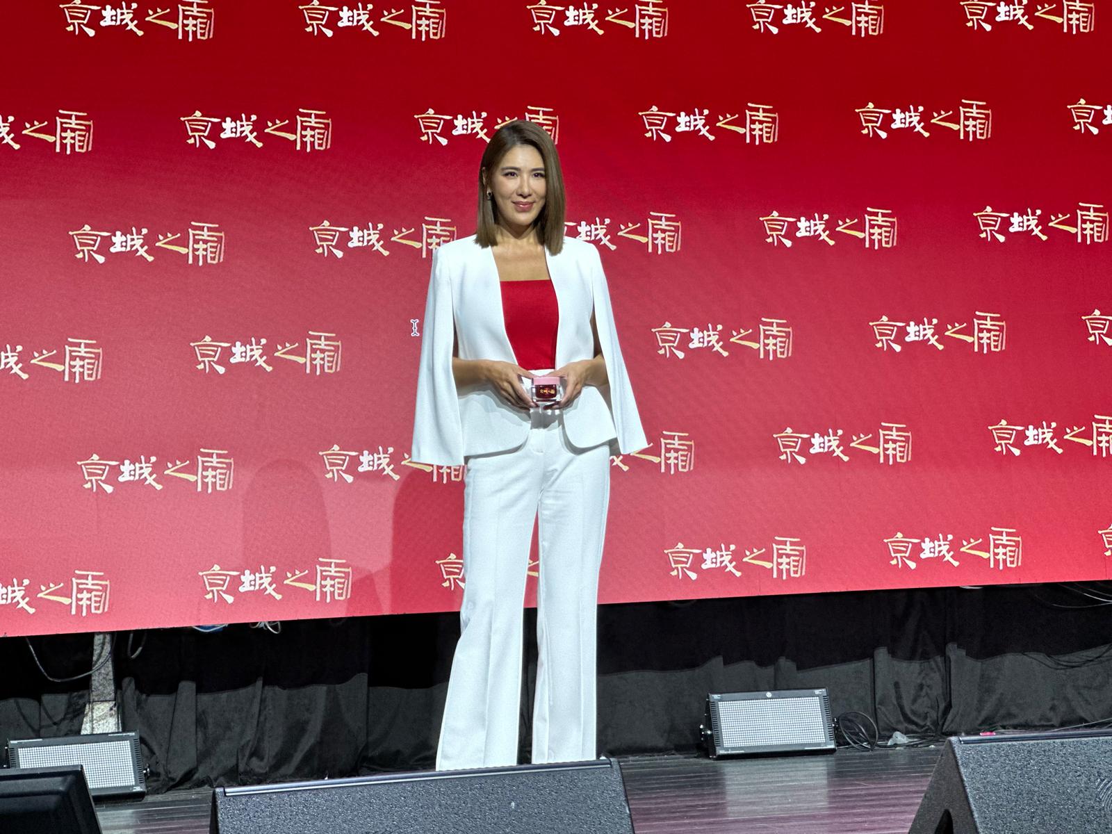 小禎以代言人身分出席牛爾保養品牌京城之霜記者會。