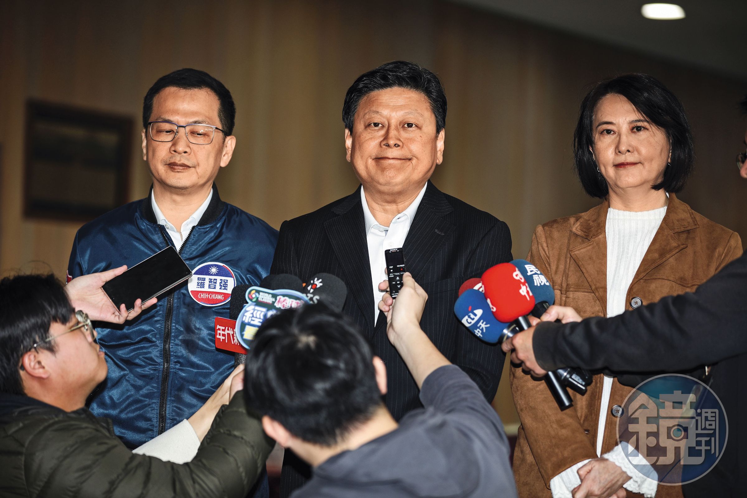 傅崐萁(中)曾因炒股案2度遭判刑定讞入獄,近年甚至被控性騷擾,爭議一籮筐。