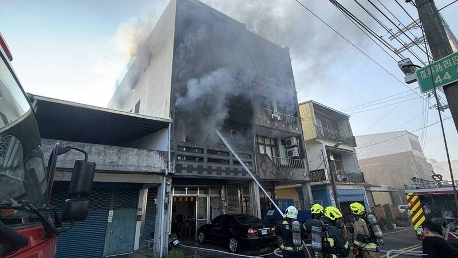 疑手機充電釀禍!苗栗透天厝大火父子嗆傷送醫 鬆獅犬受困3樓幸運獲救