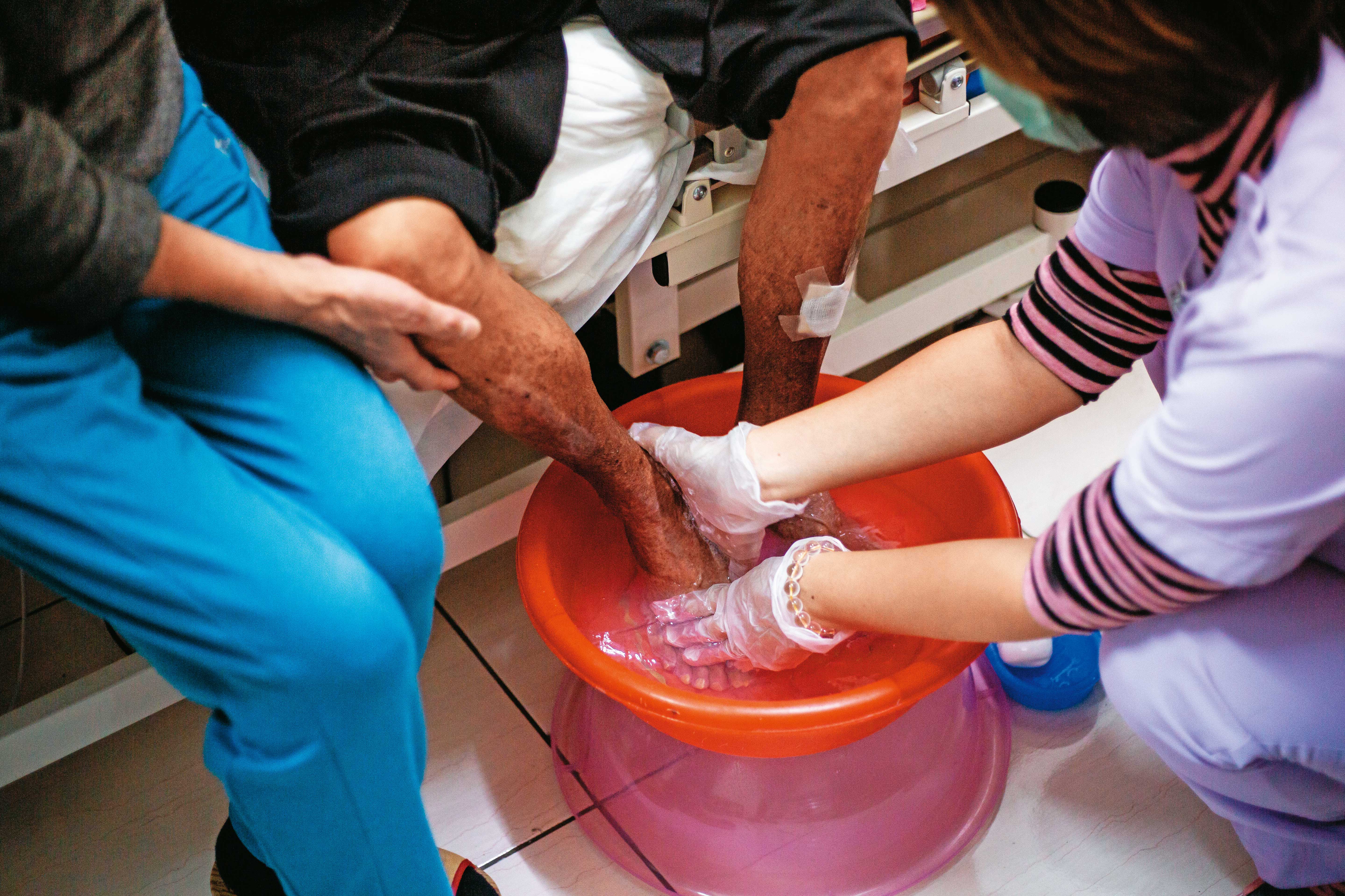 台灣邁入高齡社會，政府每年編列超過600億元預算，推動家庭式長照。（鄒保祥攝）