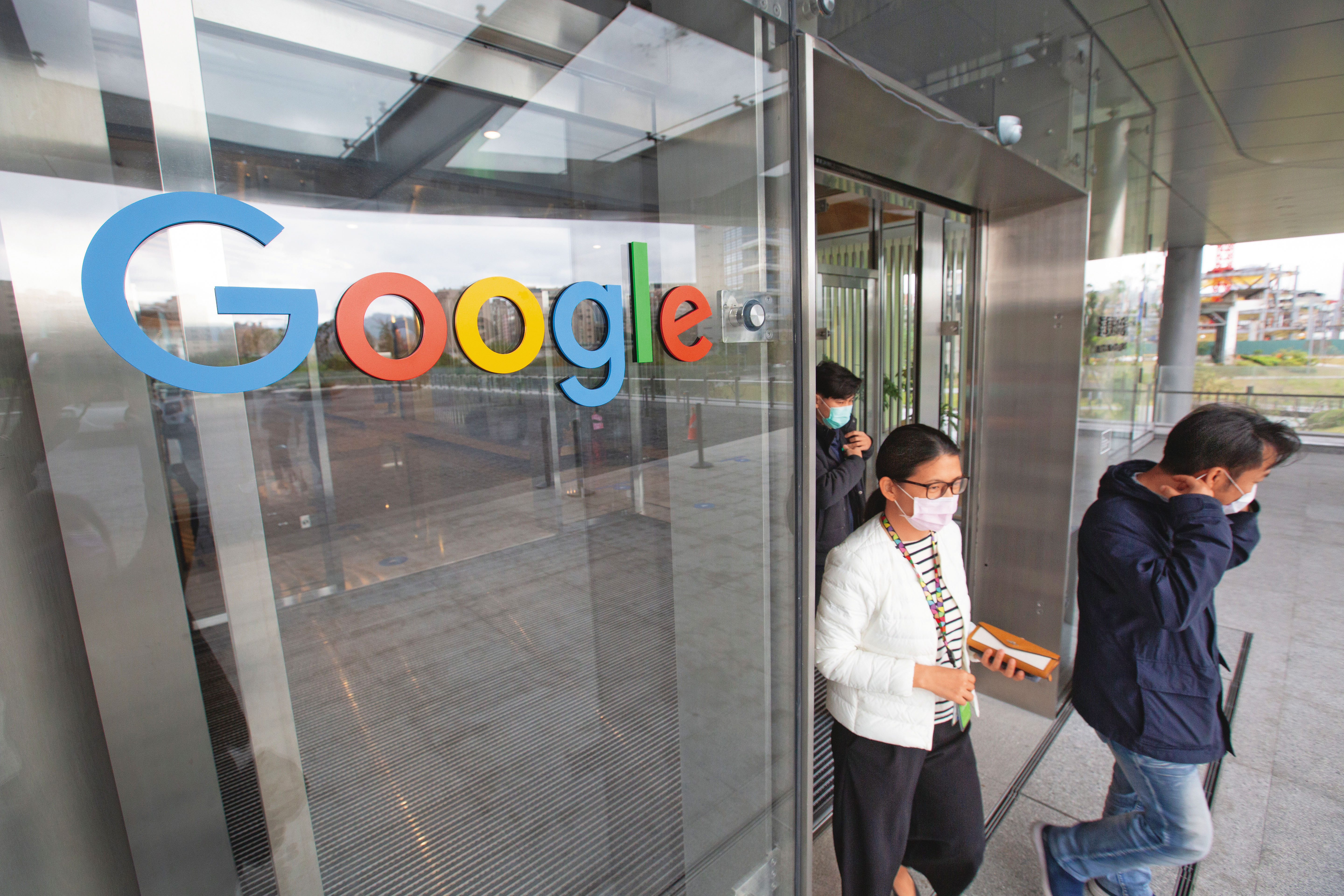 Google被納入標普500指數前,股價上漲近4倍,提前卡位有更大獲利機會。