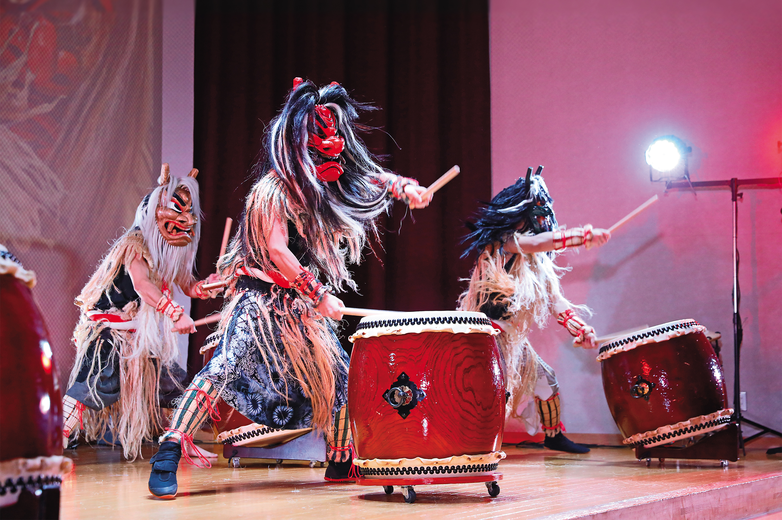 在男鹿溫泉鄉上演的生剝鬼太鼓表演，鼓聲震撼磅礡，直擊人心。