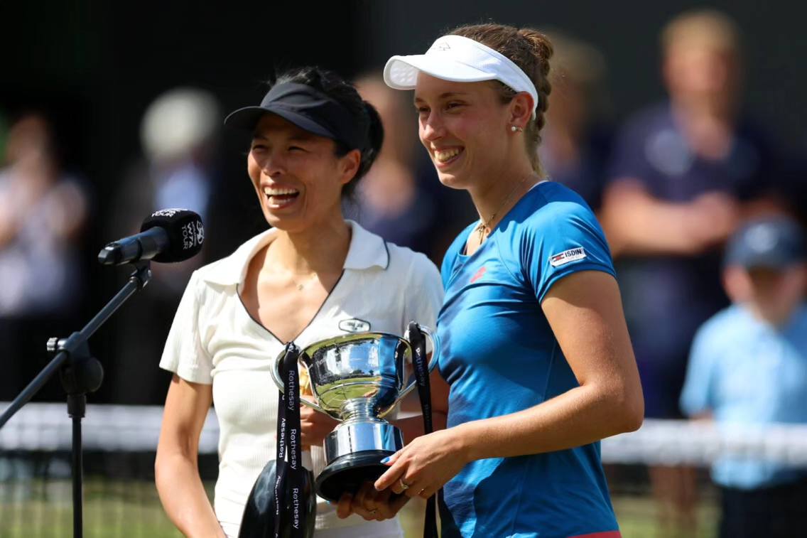 謝淑薇（左）和比利時搭檔梅騰絲（右）拿下伯明罕女雙冠軍。（翻攝自Elise Mertens臉書）