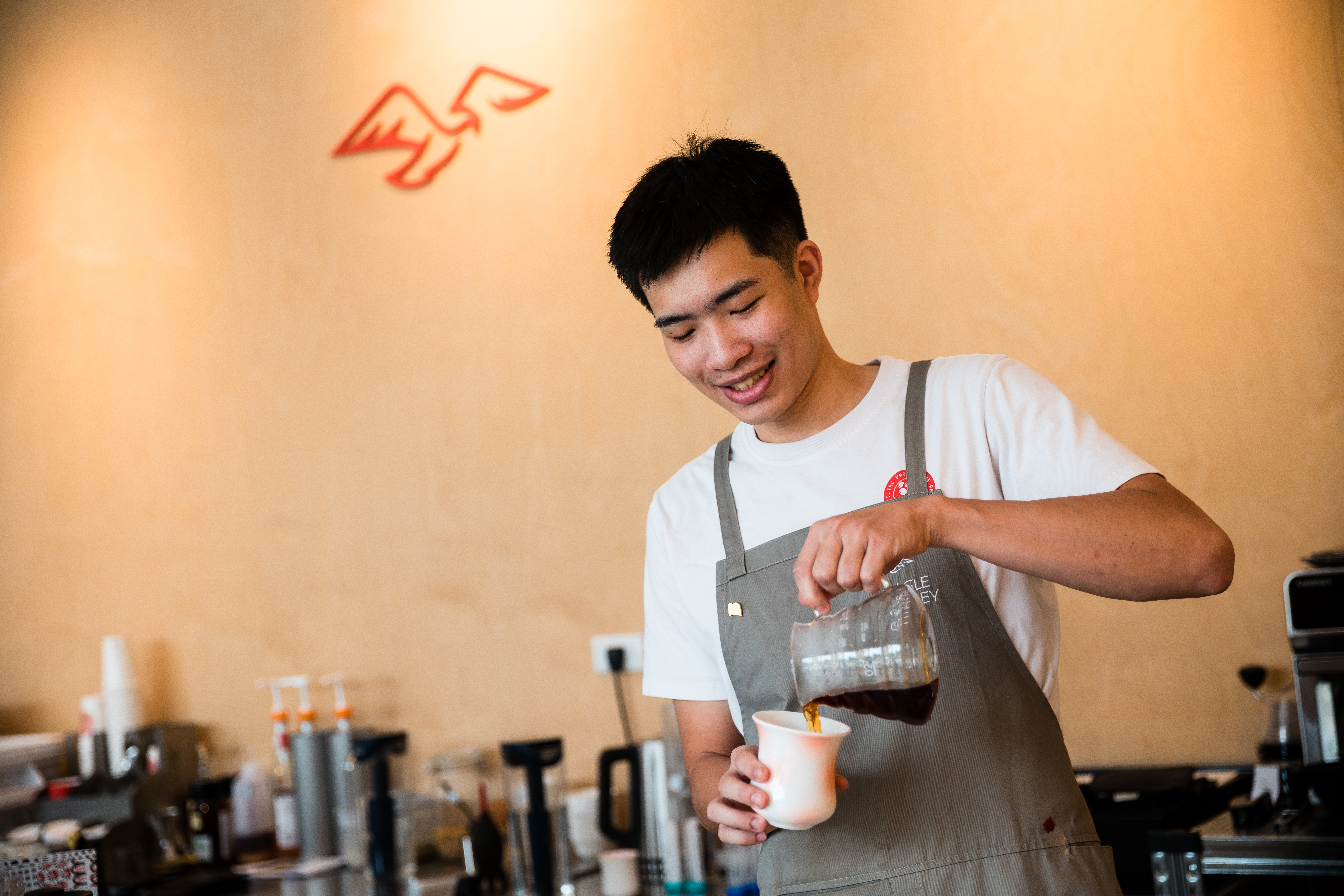 余鎮呈醉心於研究咖啡豆與烹煮技術。