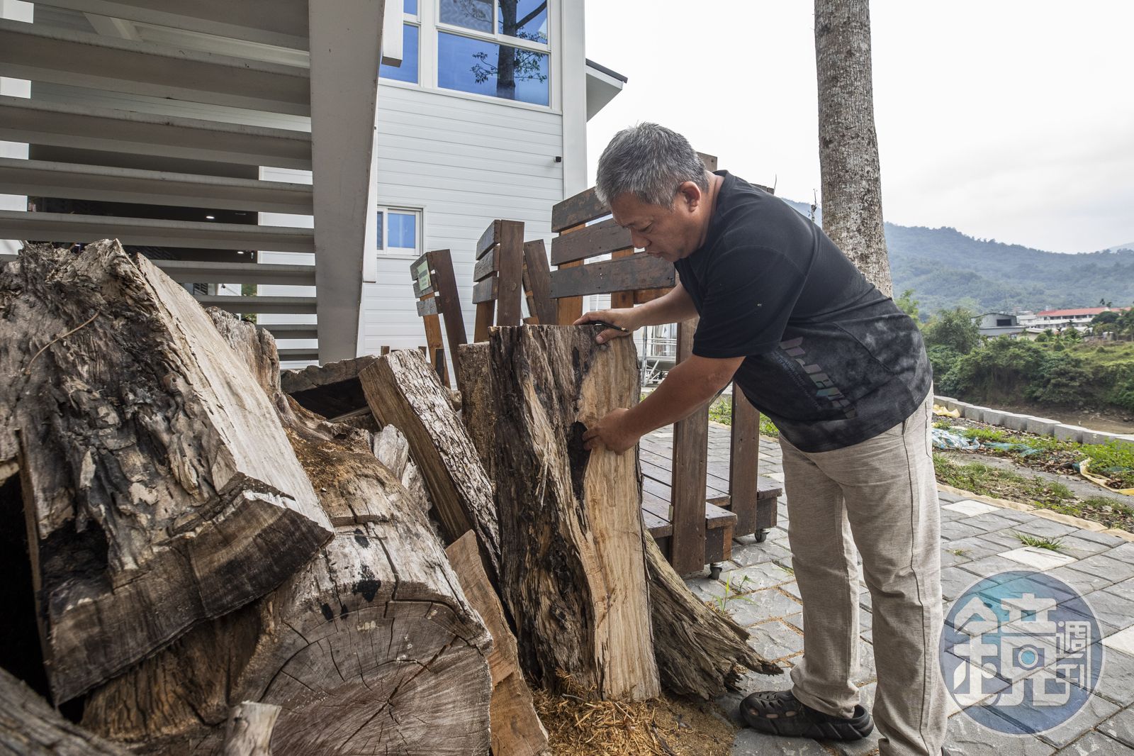 位在曾文水庫旁的大埔鄉，上游是阿里山，颱風後有大量漂流木可取用。