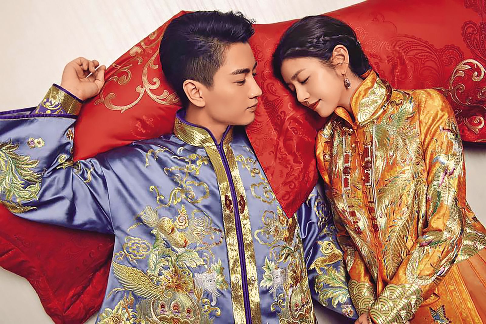 《狙擊蝴蝶》中，陳妍希（右）搭檔小她19歲的周柯宇（左），但2人外型還是匹配，更有不少超勾人的虎狼之吻。（翻攝自《狙擊蝴蝶》微博）