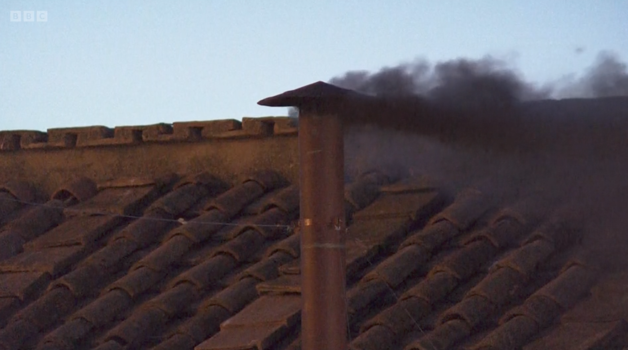 西斯汀禮拜堂冒出黑煙，代表沒能選出教宗。（翻攝BBC畫面）