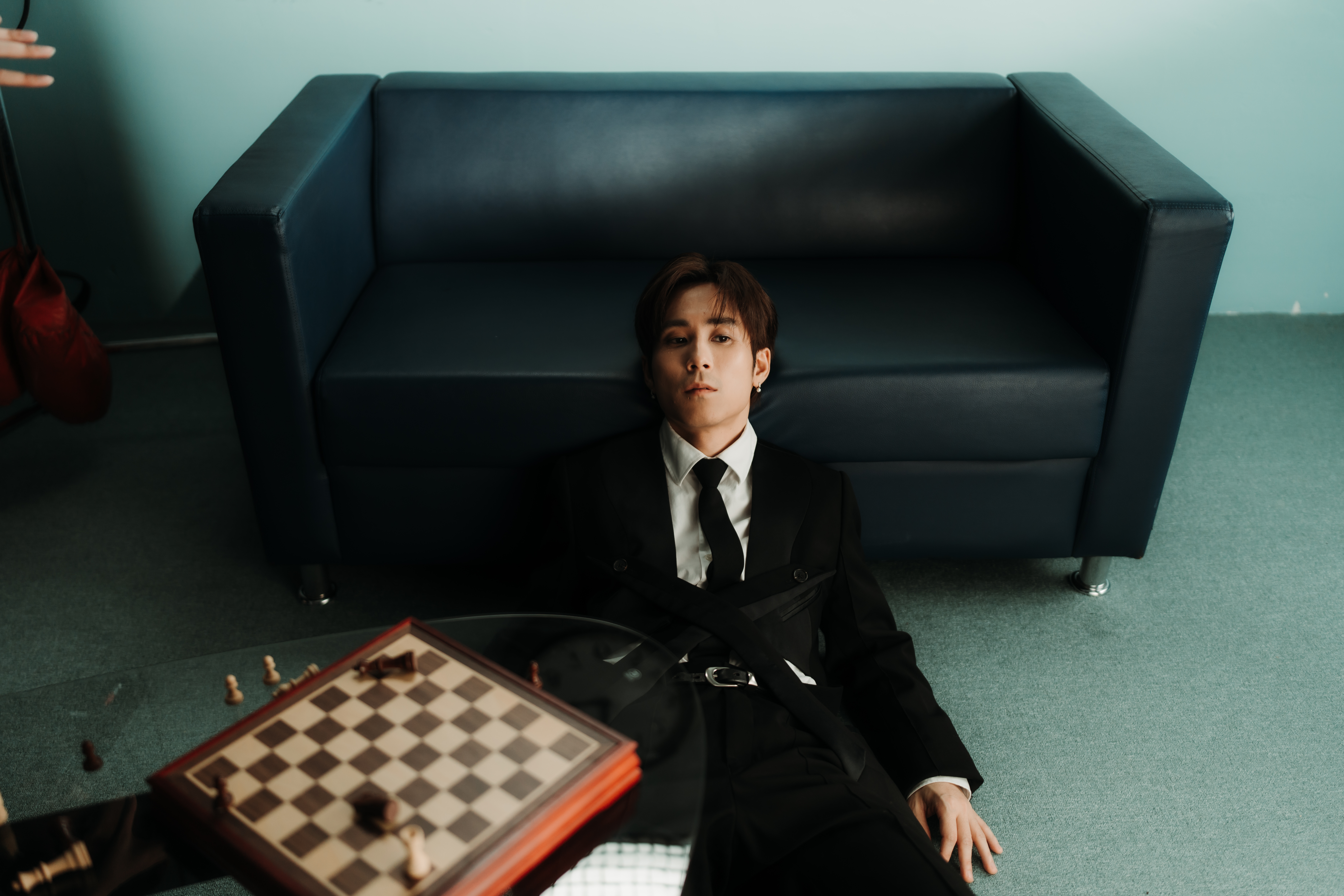 片山凉太自導自演〈歸屬感〉MV，他透露這支MV的主題之一是「躺著」。（大元娛樂提供）