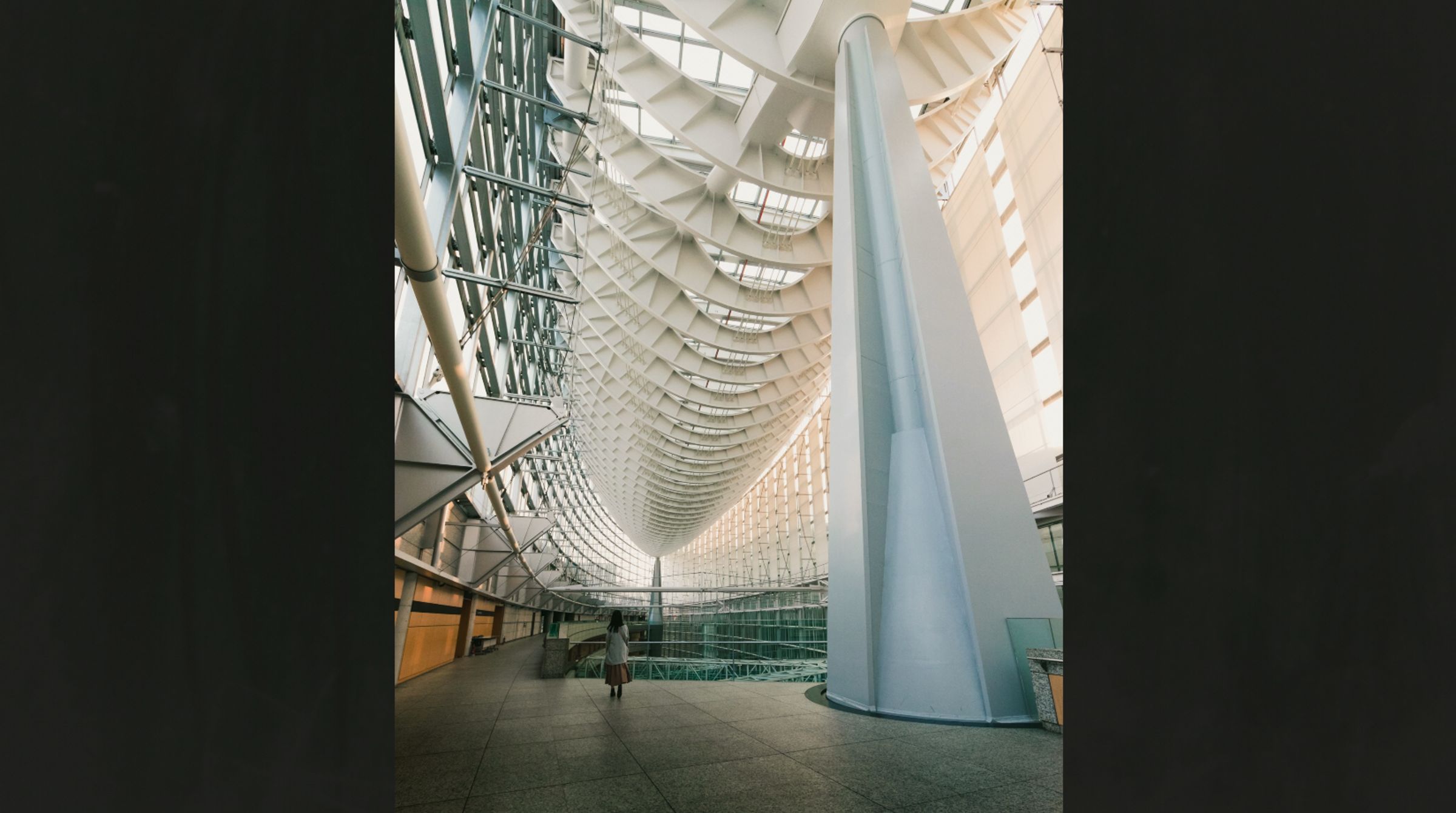 東京國際會議中心(Tokyo Forum)的結構設計內部宛若飛船的龍骨,足足有120公尺長,竟只用兩根柱子完成。(公視提供)