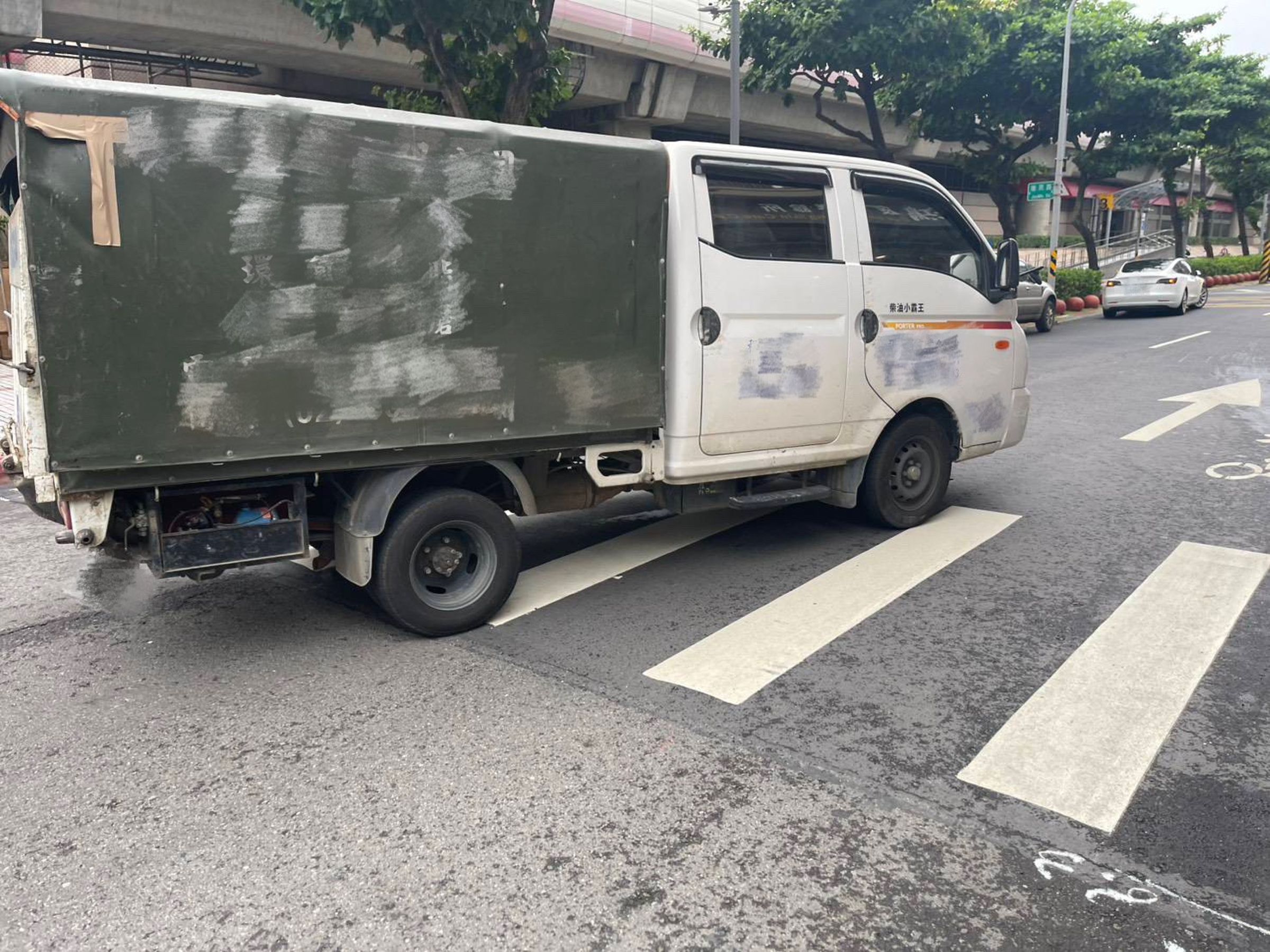 警方調查,肇事小貨車駕駛酒測值為0。(翻攝畫面)