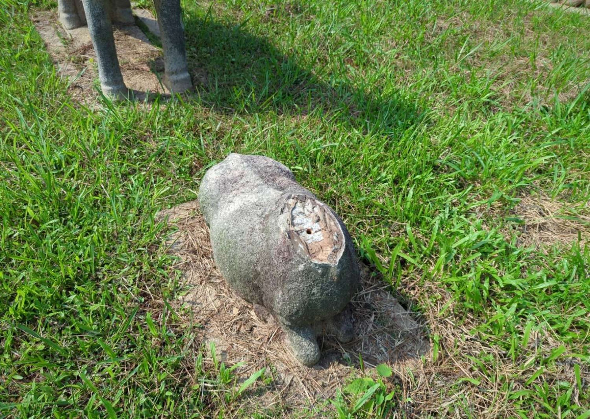 國定古蹟鄭用錫墓前石像生被發現羊首遭破壞竊取。(竹市文化局提供)