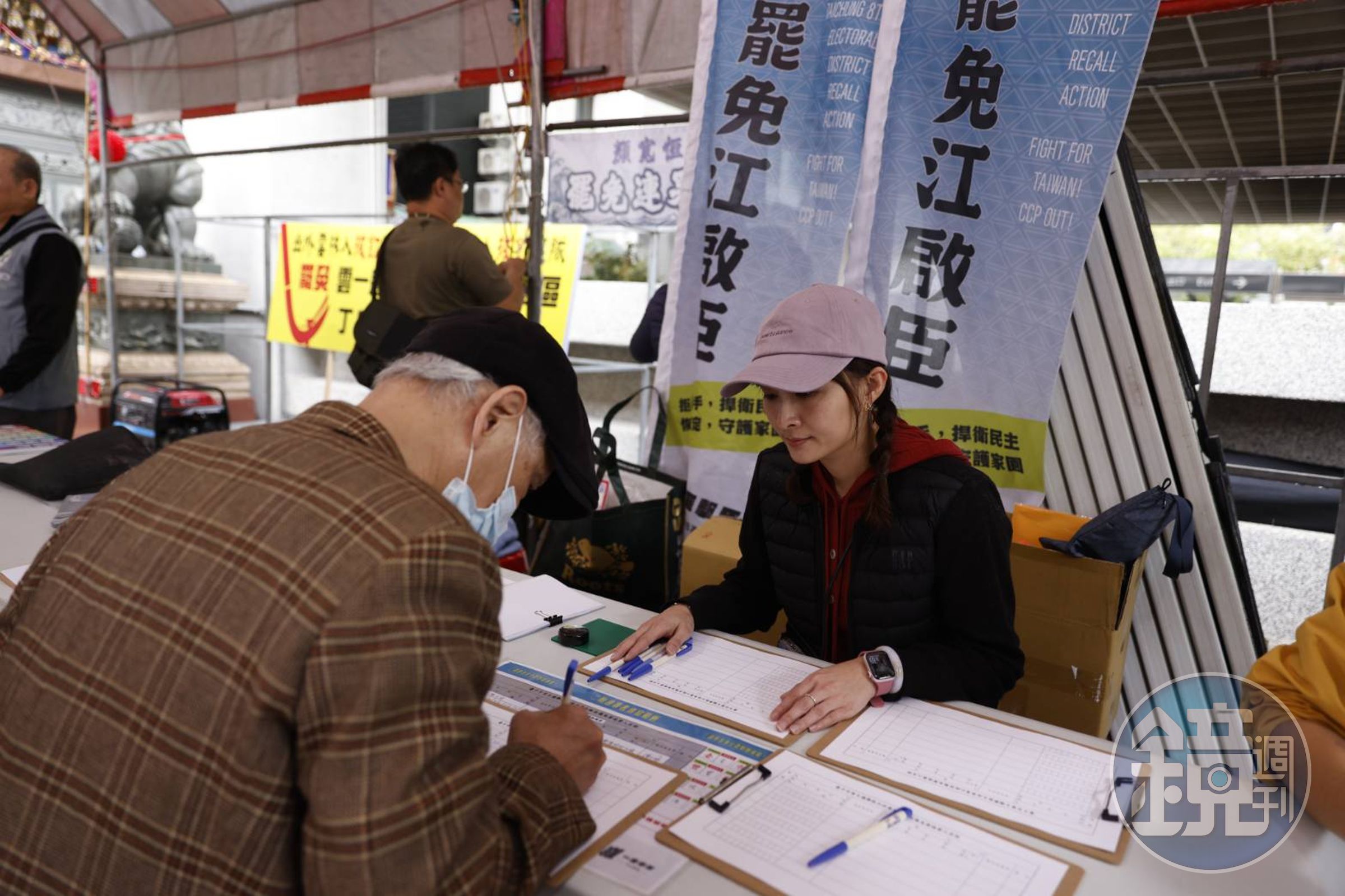 不少人高舉罷免相關海報、標語,並提供民眾簽署連署書。