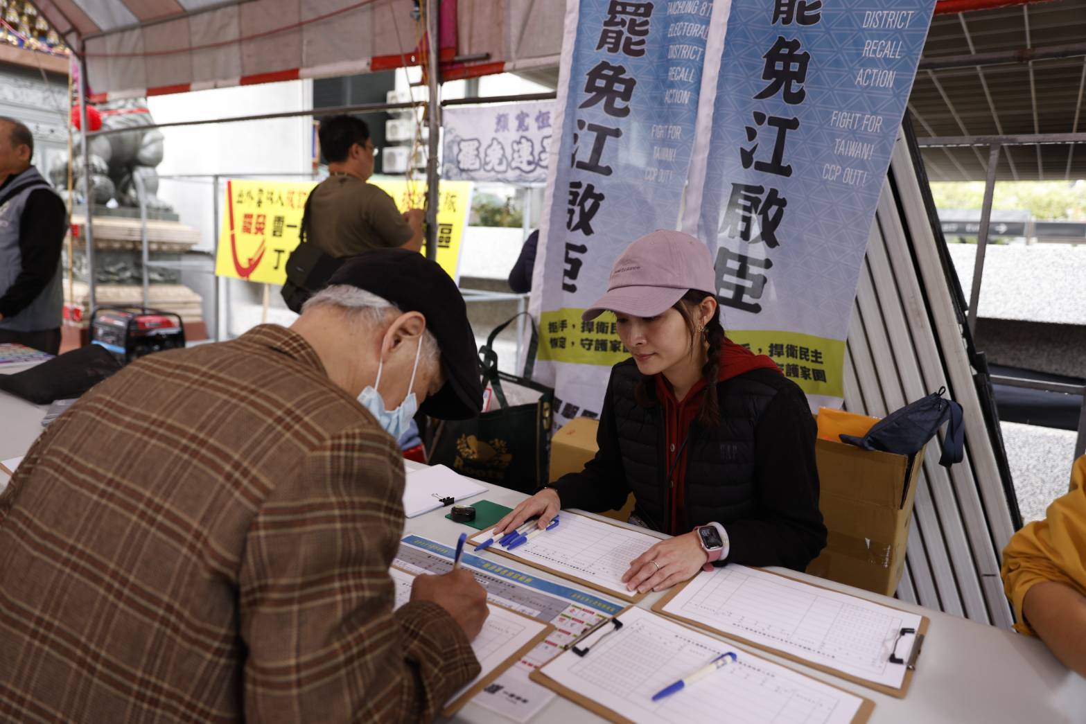 不少人高舉罷免相關海報、標語，並提供民眾簽署連署書。
