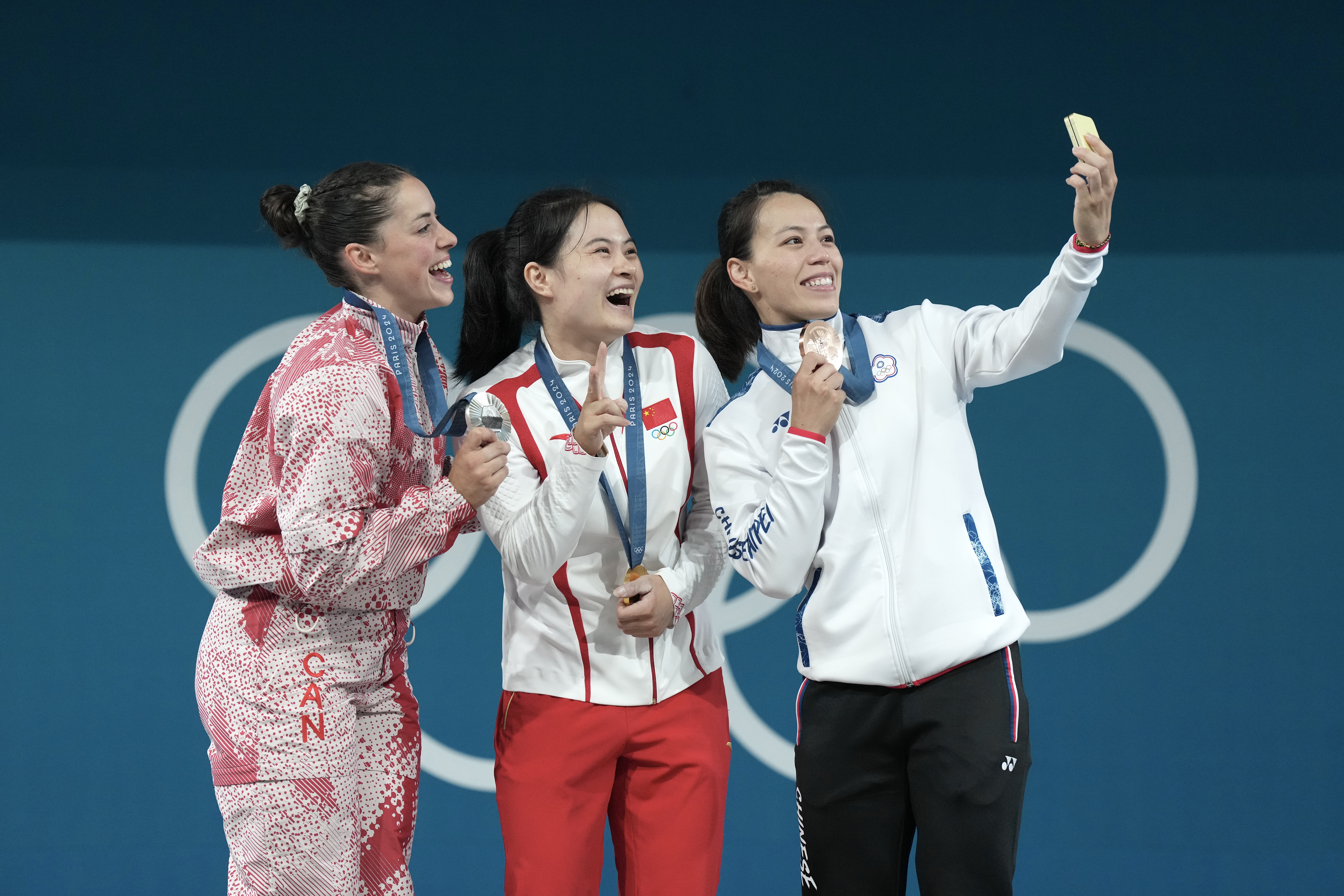 郭婞淳（右）在頒獎台上與中國選手羅詩芳（中）、加拿大選手沙朗（左）開心合影。（中華奧會提供）