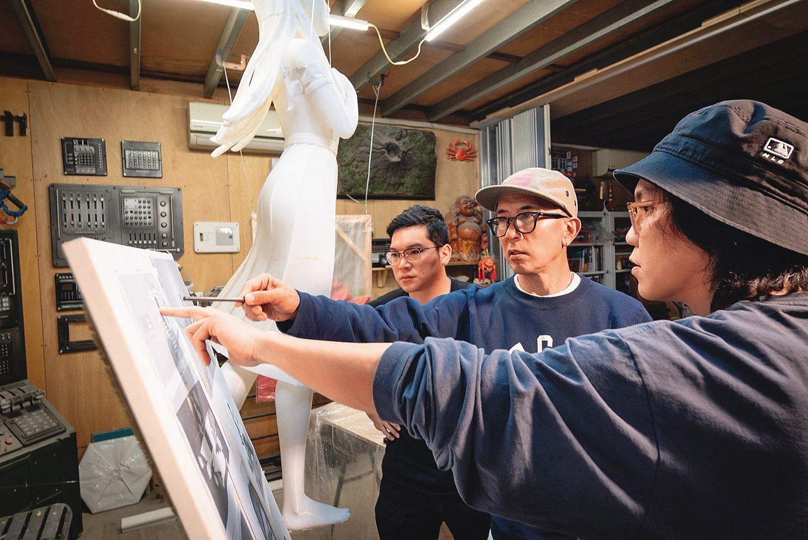 具俊曄（中）這一年來，都在忙著設計大S的雕像。（翻攝自李承道臉書）