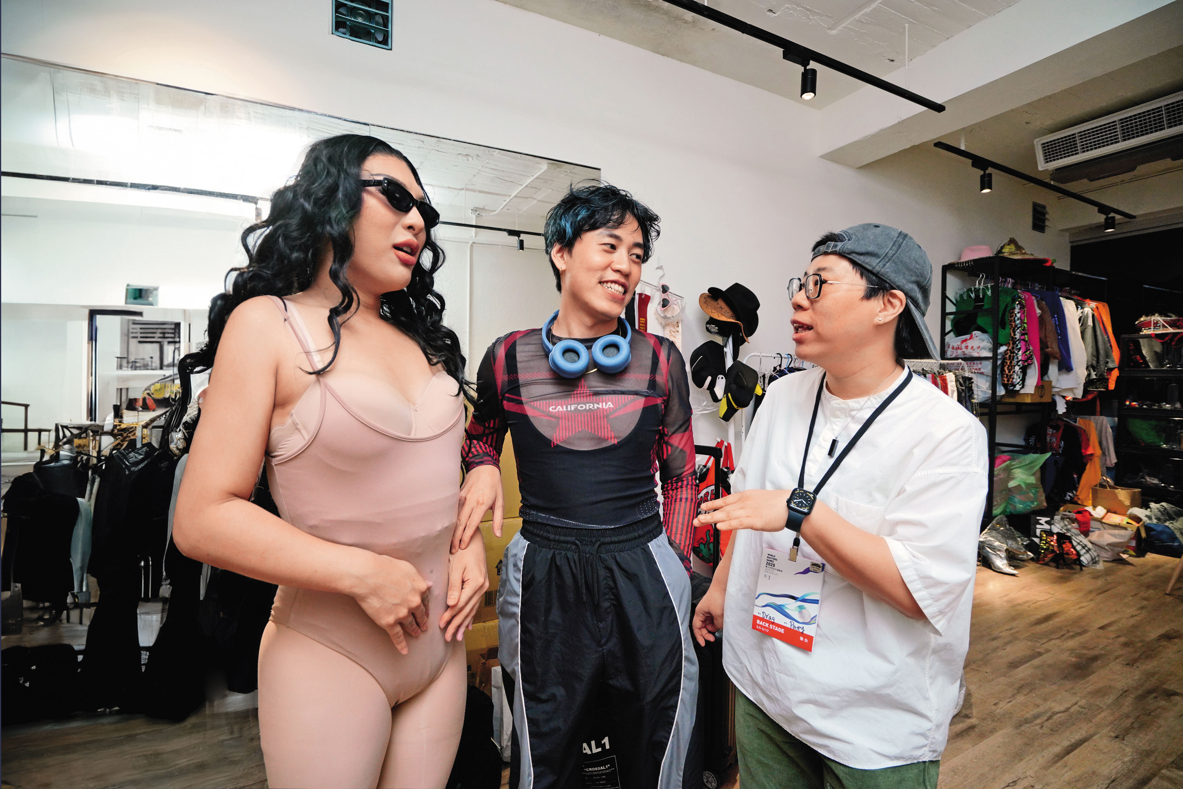 台灣第一個變裝皇后品牌「灣島皇后」創辦人禹珮辰（右）、陳俊元（中），為皇后接洽屬於凡人、也煩人的商演。