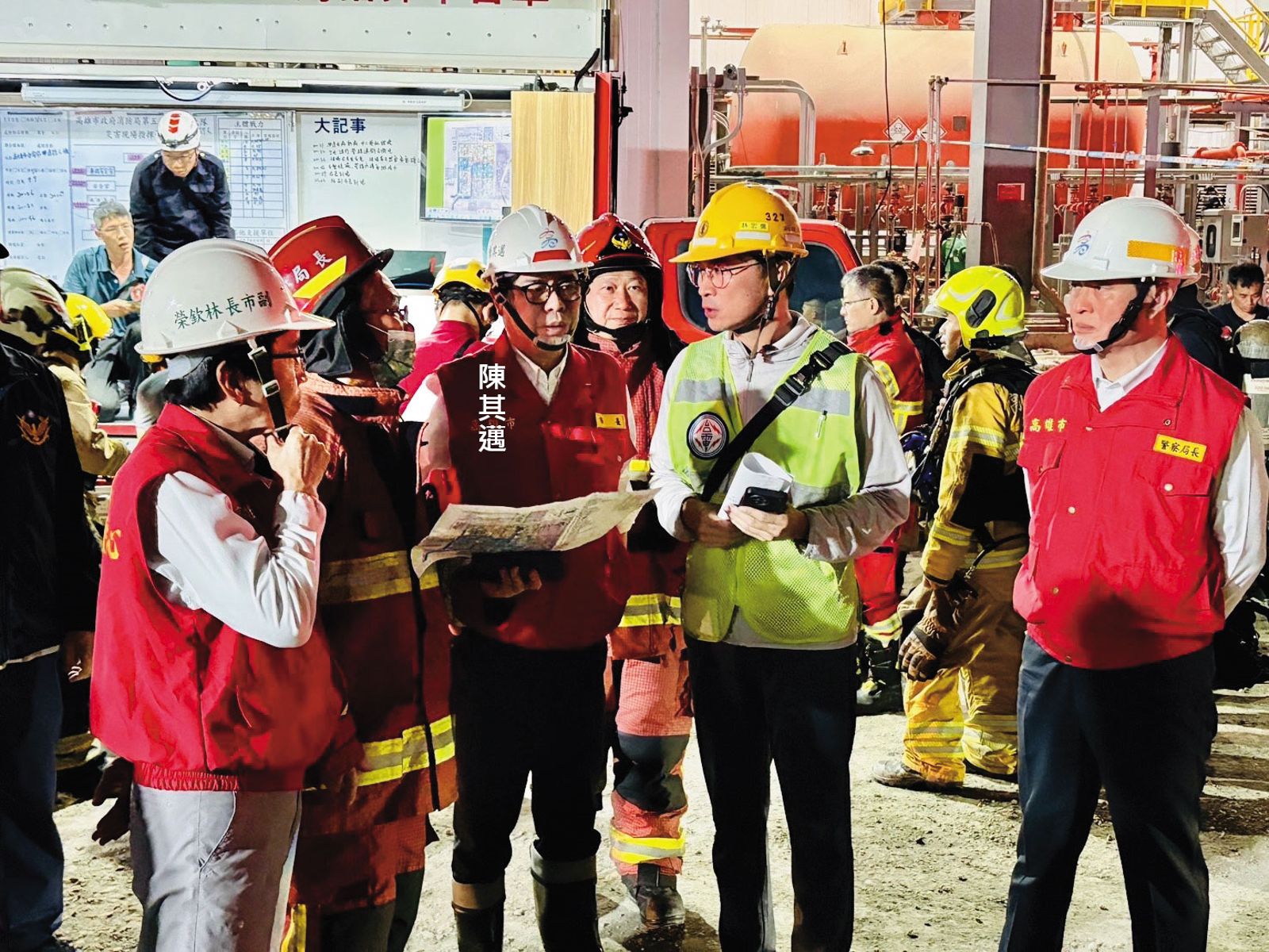 高雄市長陳其邁視查興達電廠新燃2號機災後復原情況。（高雄市府提供）