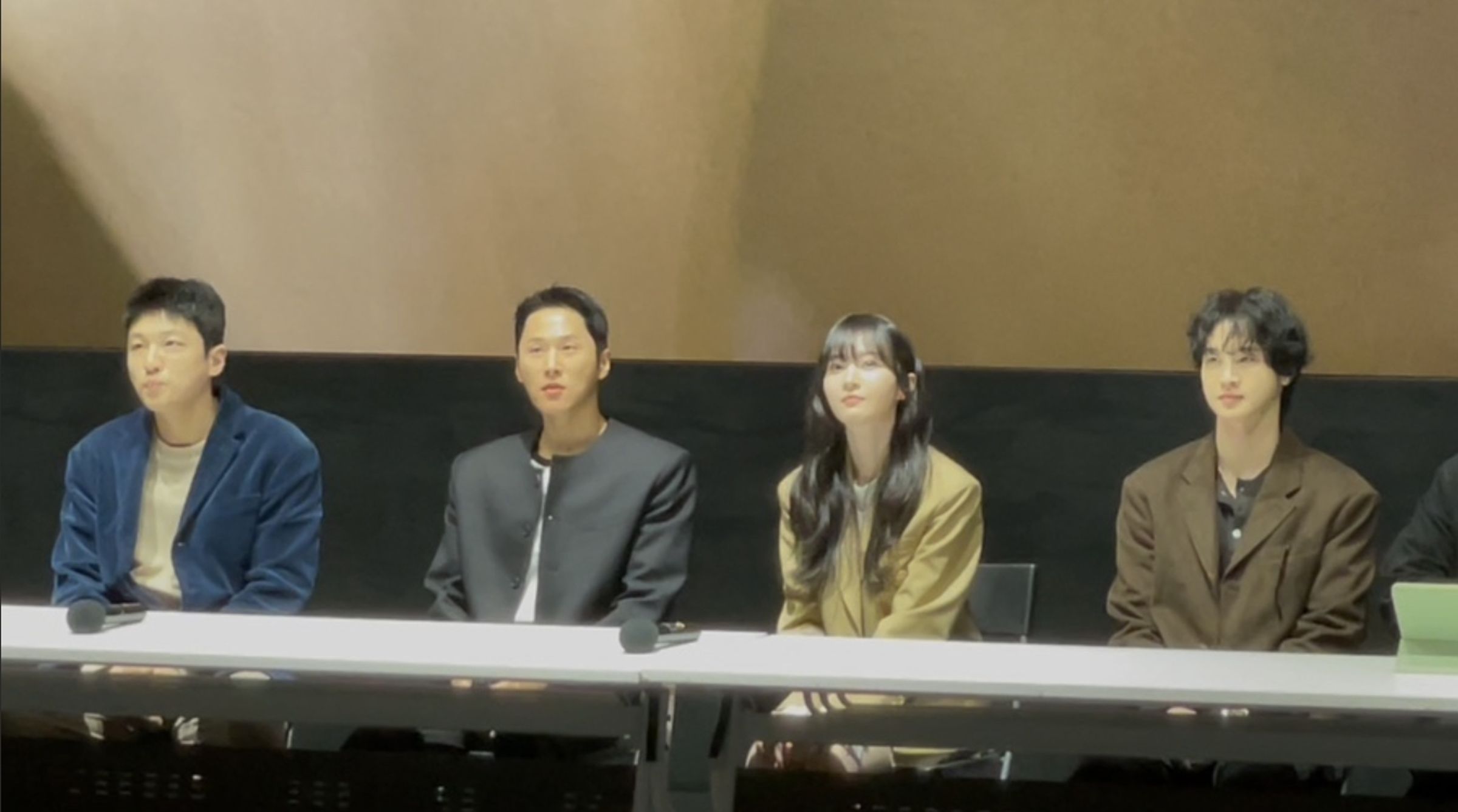 張東潤(右一)執導電影《酒麴》,金承允(右二)擔任女主角,婚訊曝光後引發粉絲重新關注電影製作背景。(網路圖片)