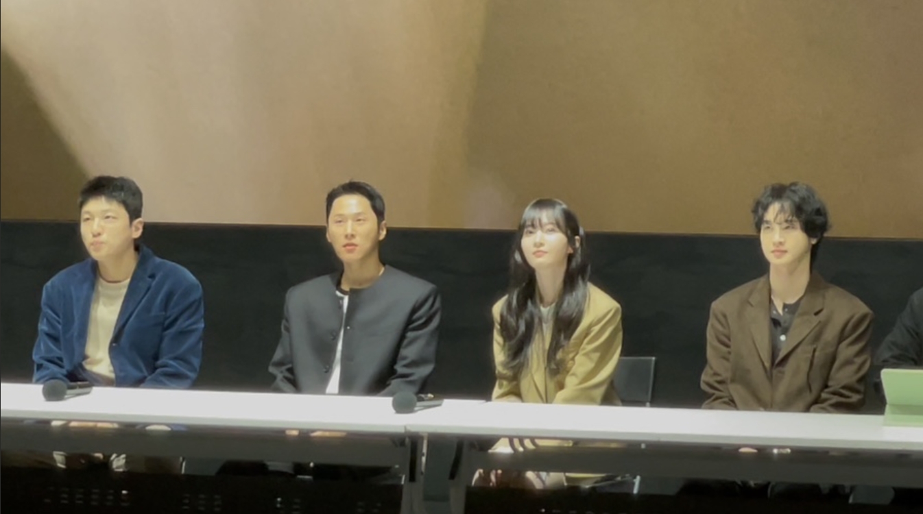 張東潤（右一）執導電影《酒麴》，金承允（右二）擔任女主角，婚訊曝光後引發粉絲重新關注電影製作背景。（網路圖片）