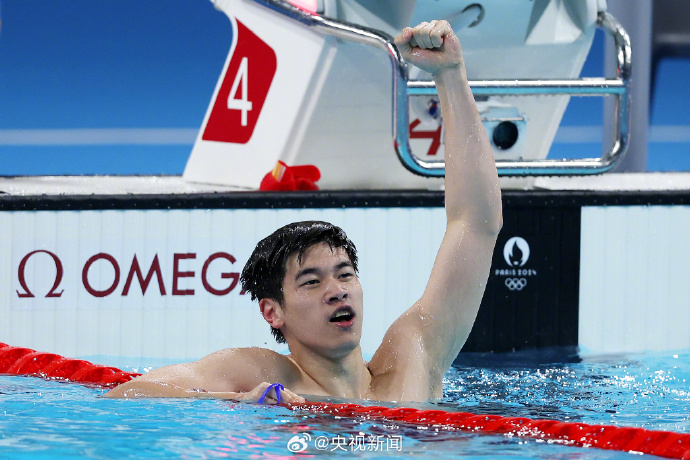 中國年僅19歲選手潘展樂以絕對優勢勝出，游出46.40秒封王。（翻攝自央視新聞微博）