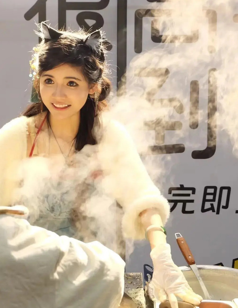 狗頭蘿莉後來轉戰賣煎餅,每天可淨賺上千元。(翻攝微博)