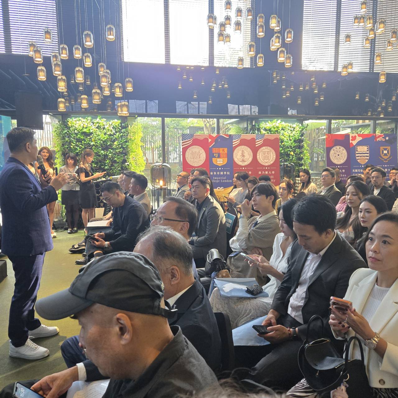 賴建程邀請了逾70位朋友參加記者會及杜拜藝術館首波賞屋。