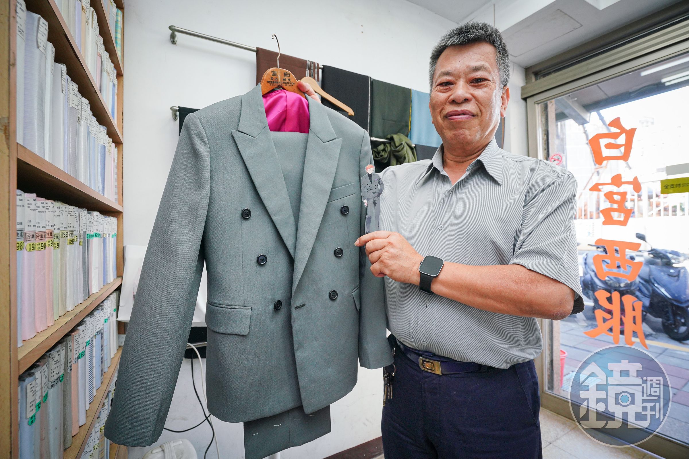 現在訂製西服多為特定用途，這套就是老闆為cosplay製作的西裝。手中是角色範本。