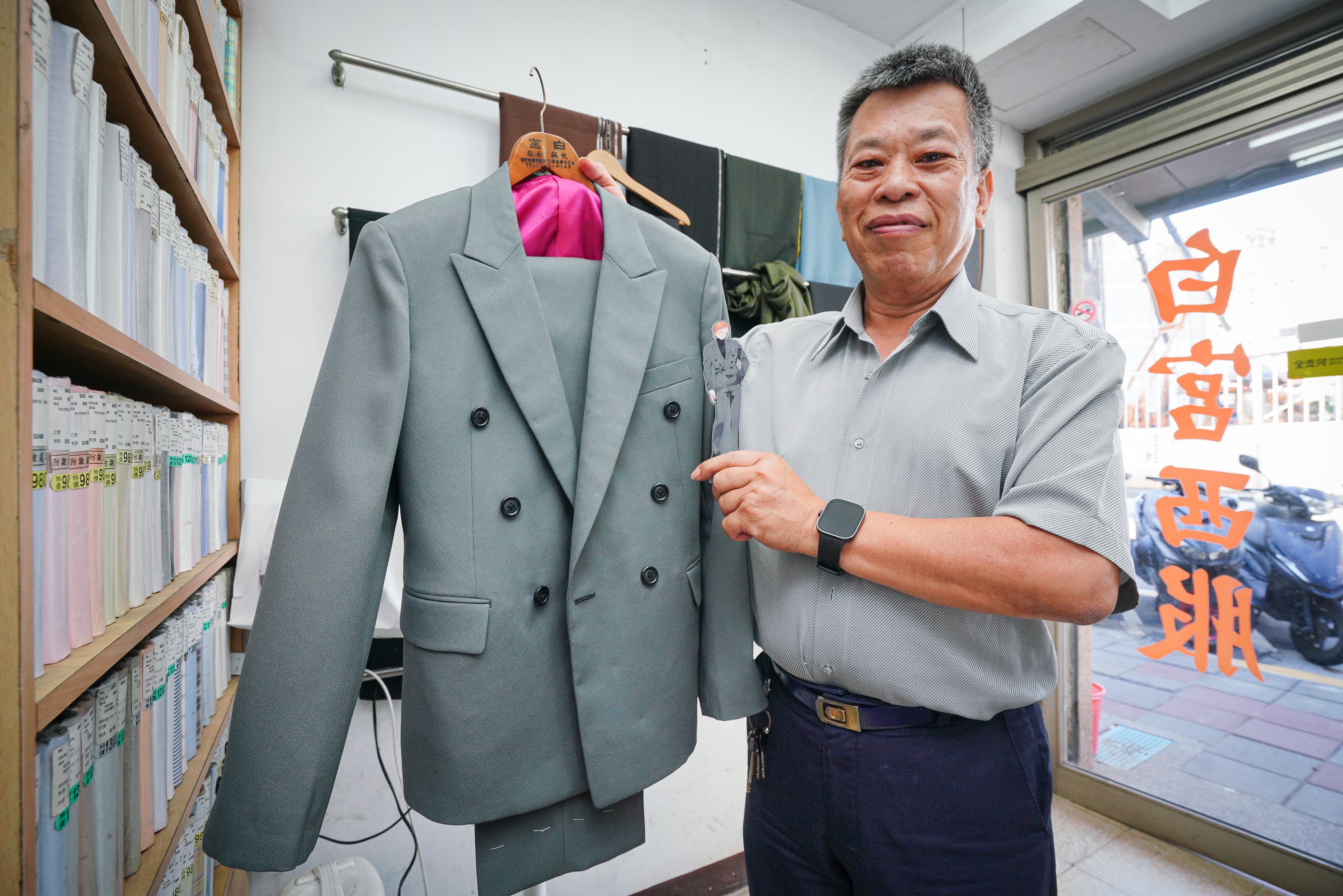 現在訂製西服多為特定用途，這套就是老闆為cosplay製作的西裝。手中是角色範本。