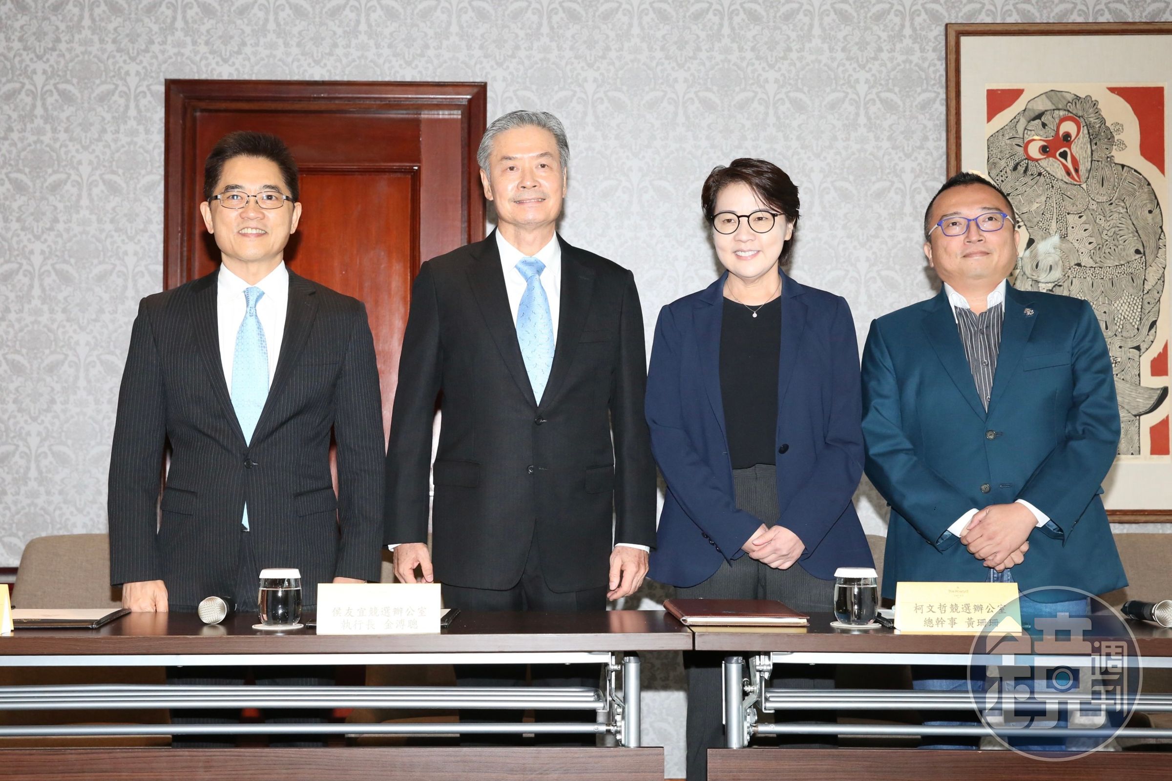 柯文哲競選辦公室主任周榆修(右一)代表民眾黨參加藍白合幕僚會議。