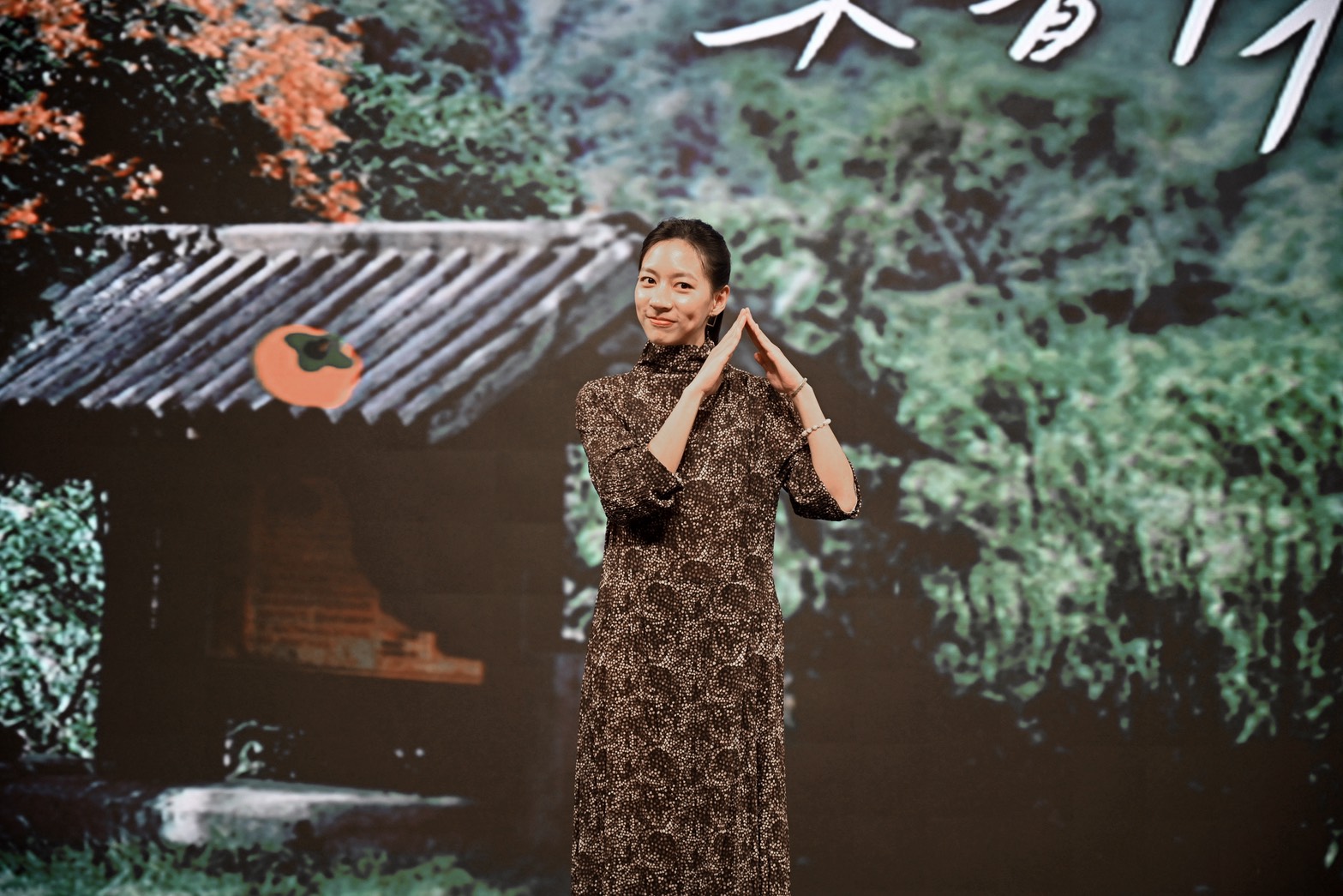陳妤今天一襲法國設計師品牌Cotélac打扮十分別緻。(大愛提供)
