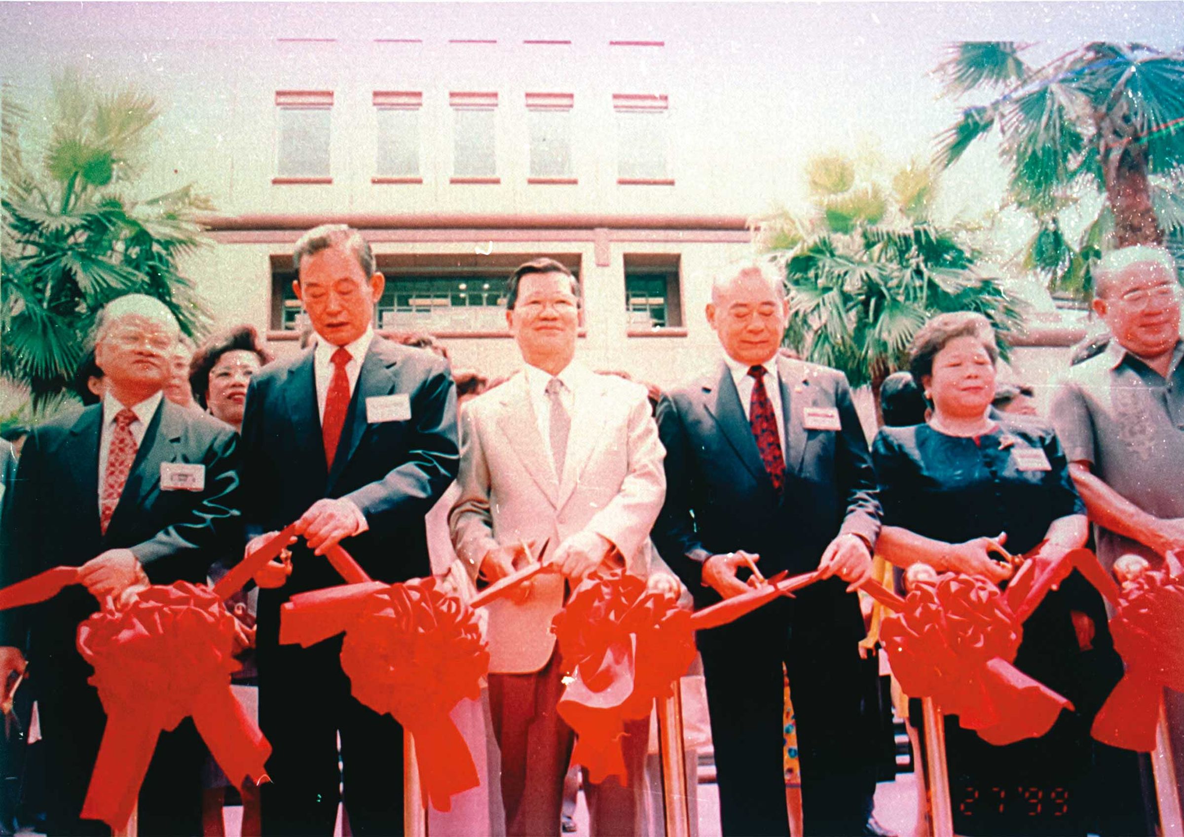 宏泰集團創辦人林堉璘(右3)是知名三重幫成員,對小孩教育相當嚴格。(中央社)