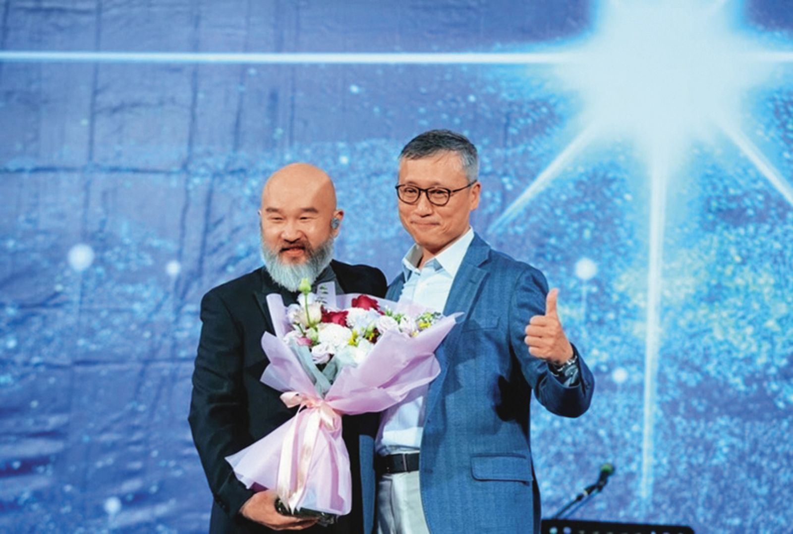 辛龍（左）去年底參與KPMG安侯建業聯合會計師事務所尾牙。右為主席陳俊光。（翻攝自KPMG in Taiwan 安侯建業臉書）