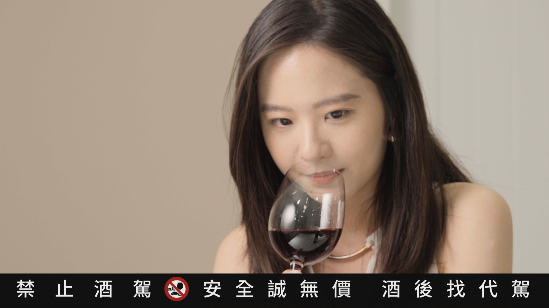 「Jade Spring精選紅葡萄酒」具有優雅的酸度、平衡的口感以及甜美的果香,口感圓潤滑順,深受大眾喜愛!