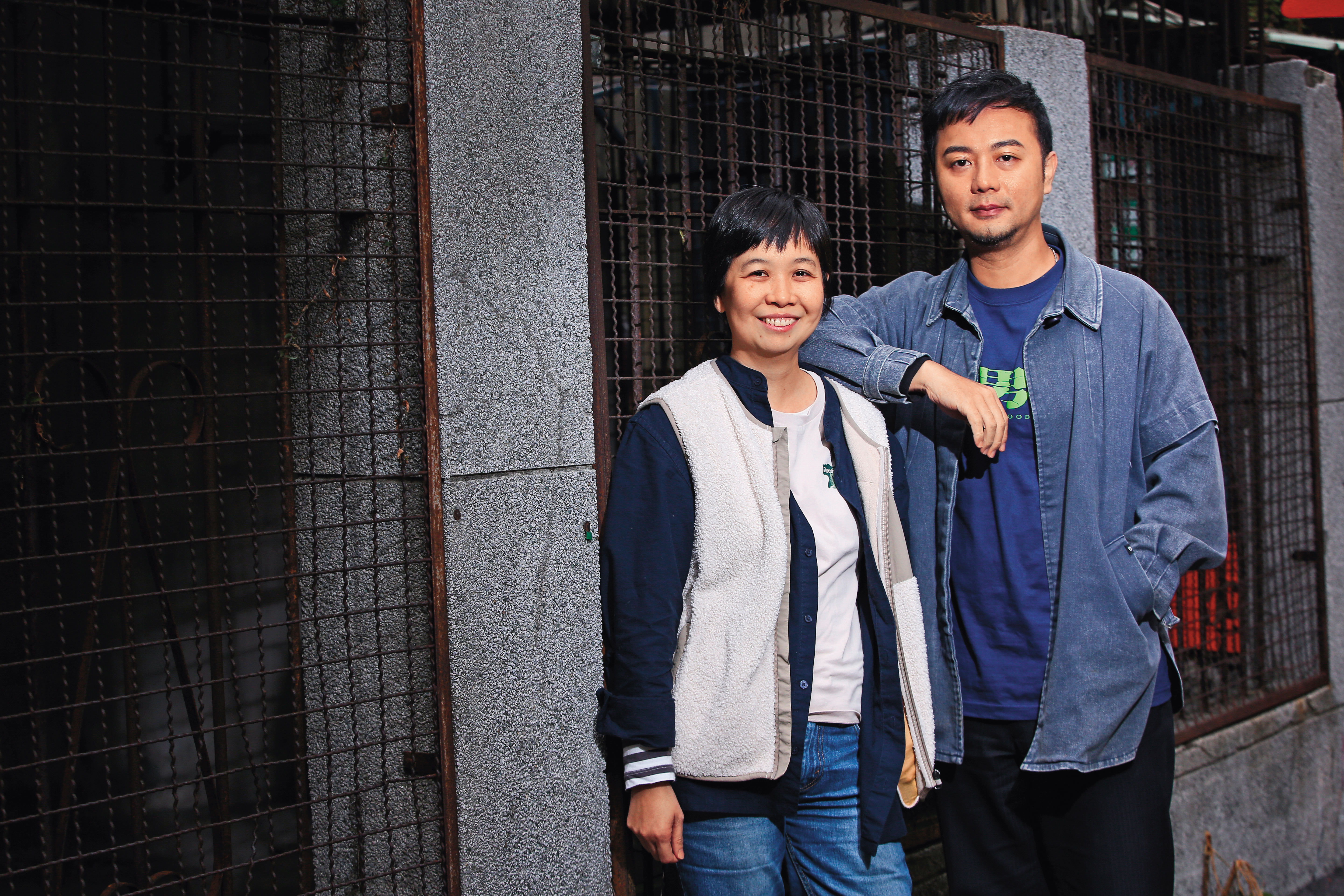 導演游智涵(右)與製片謝君堯(左)攜手合作,統合各方資源拍片。