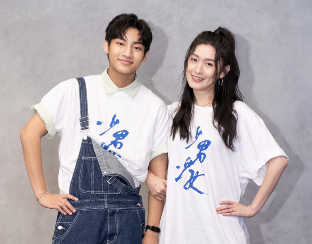 胡語恆與管罄在片中飾演母子，還有「子壓母」戲碼。(華納兄弟提供)