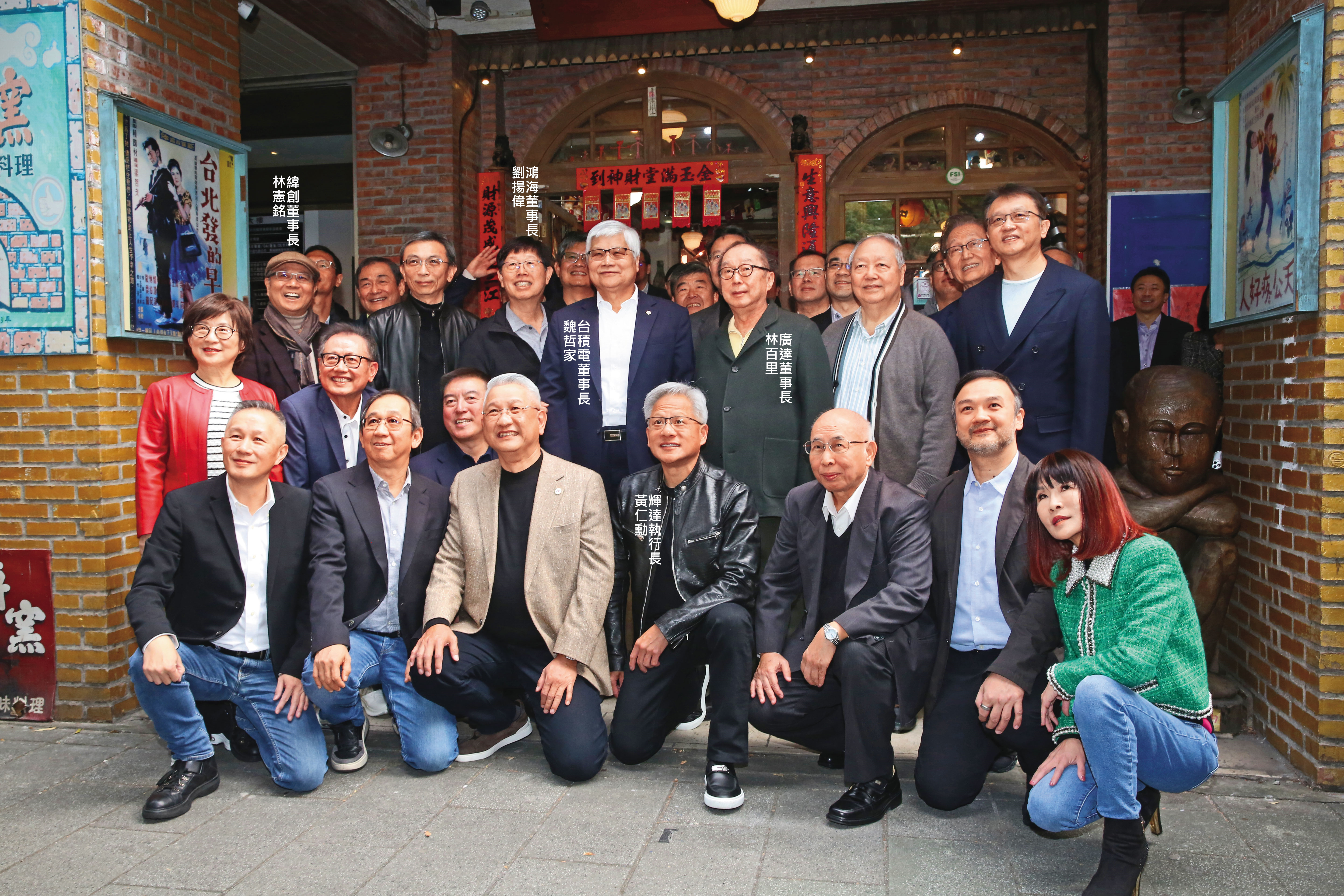 政府多次拜託赴美設廠的電子業大老闆相助,給美方一個投資大禮。