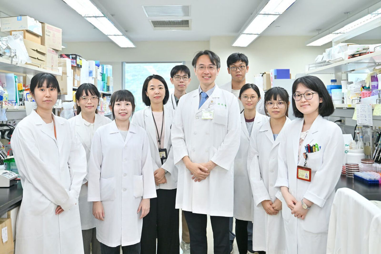 陽明交大與台北榮總組成的研究團隊攜手美國紐約州立大學水牛城分校教授陳亮,首度在國內臨床個案中分離出帶有新型抗藥性的「肺炎克雷伯氏菌」。(陽交大提供)