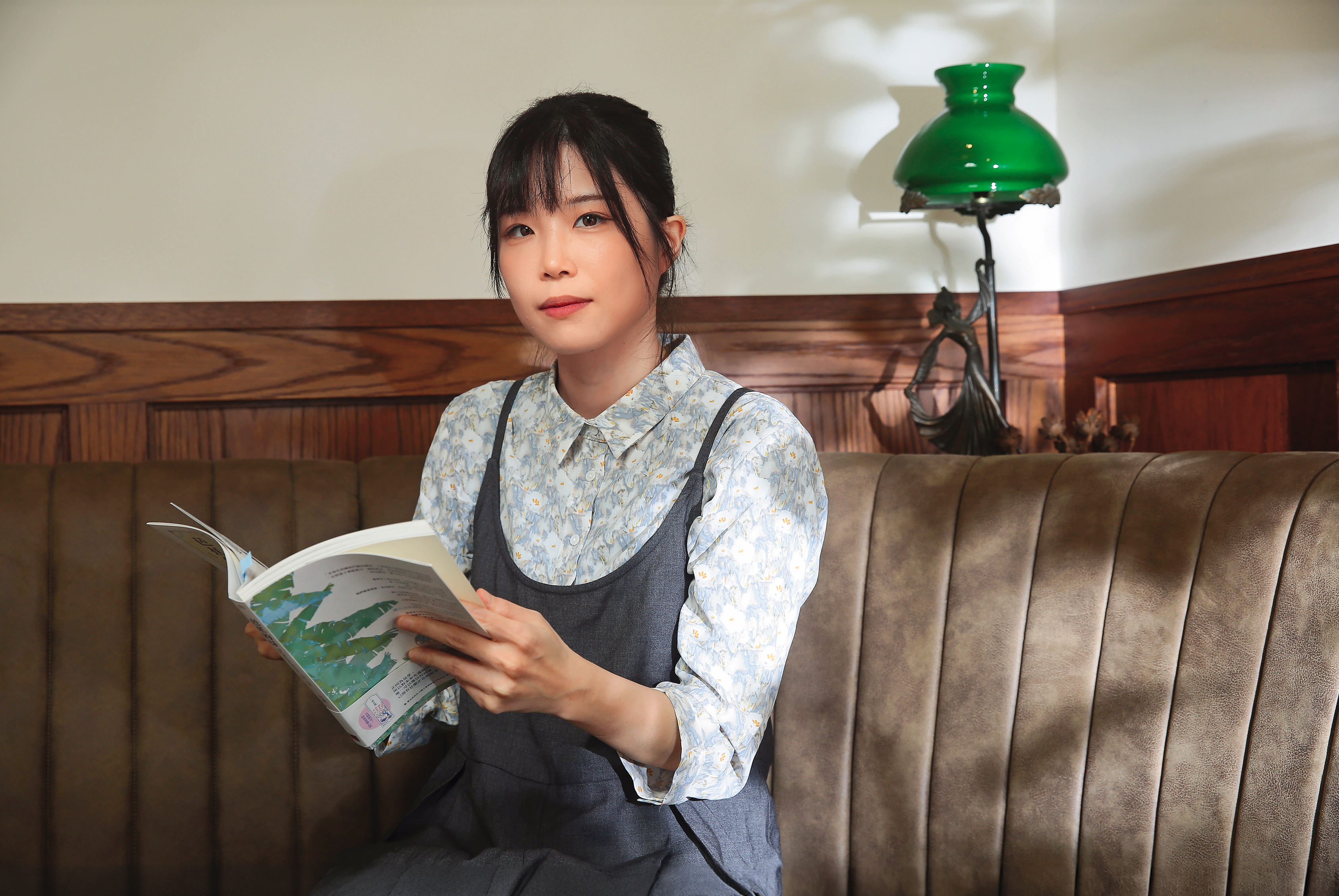 左萱2015年以《神之鄉》出道，2017年參與「漫畫植劇場」，企劃繪製《五味八珍的歲月》漫畫版，《芭蕉的芽》是她第3部個人作品、也是第2部長篇。
