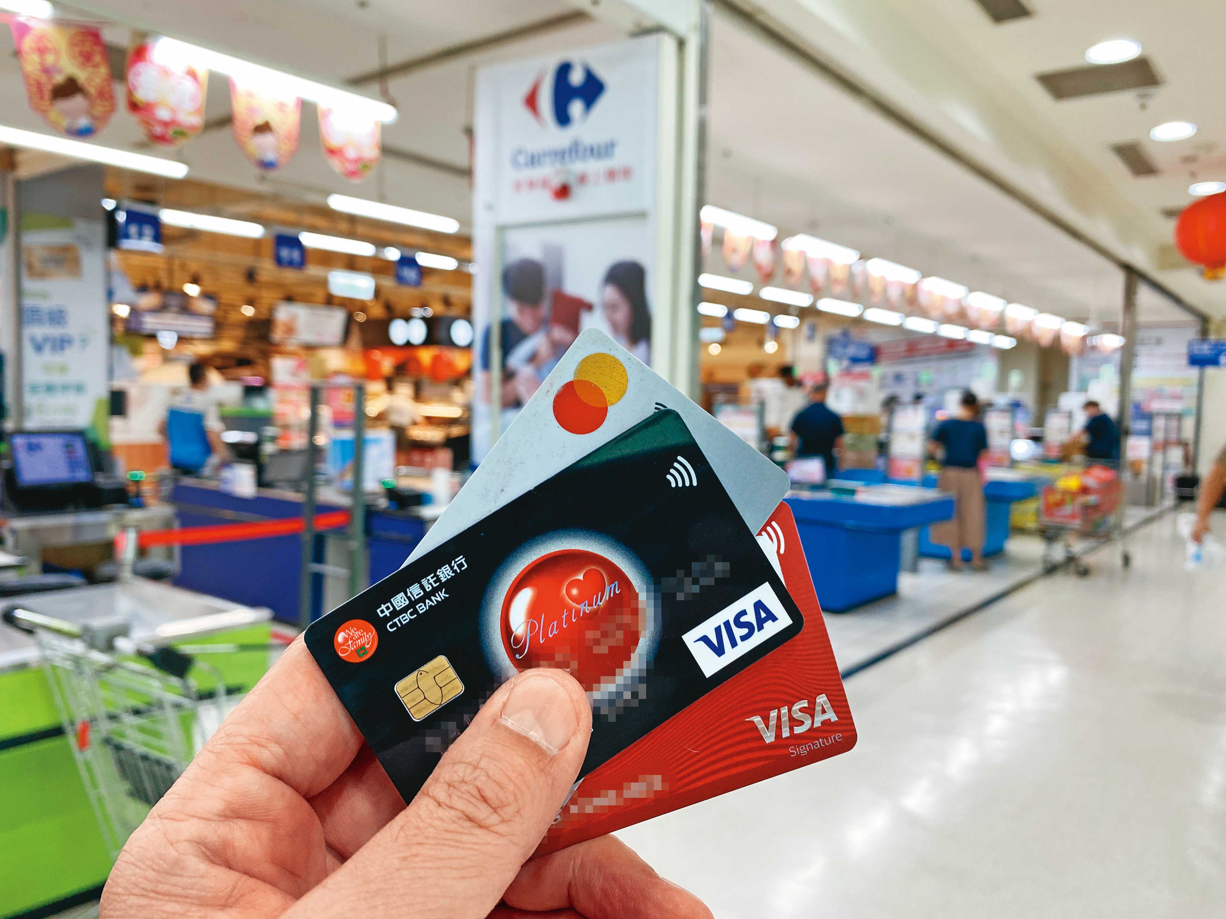 李孟儒的員工帶A小姐到家樂福刷了6張卡，購買逾120萬元的儲值券。圖為示意圖。