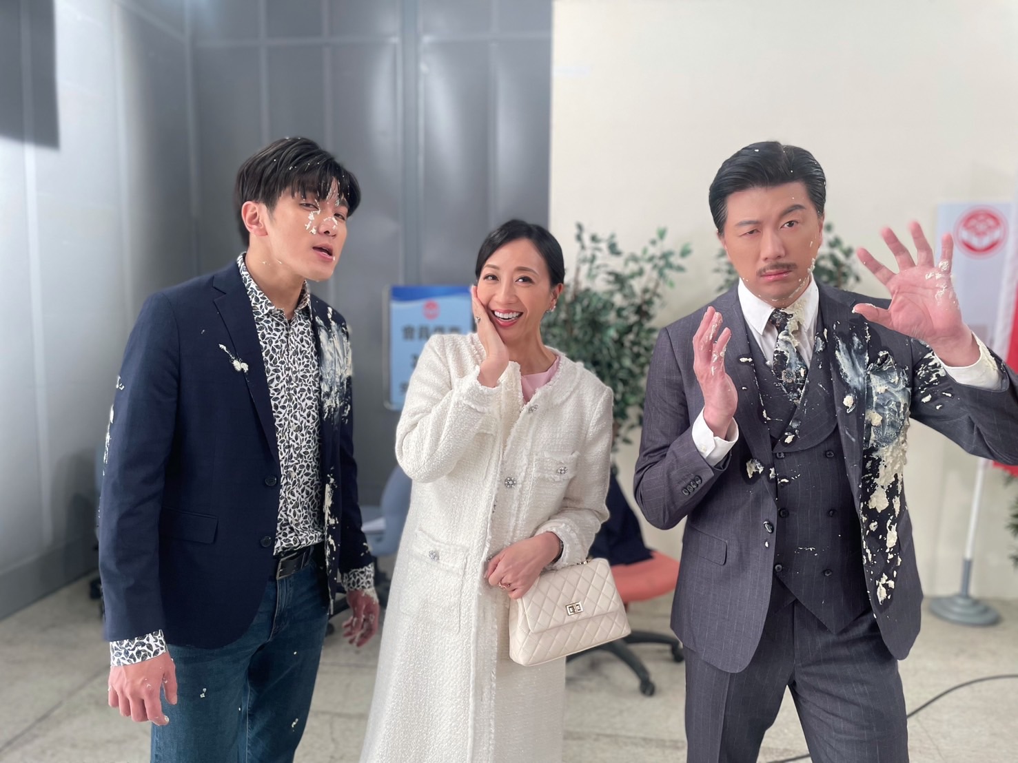 吳政澔、潘奕如、吳皓昇遭豆渣沾滿身。（民視提供）