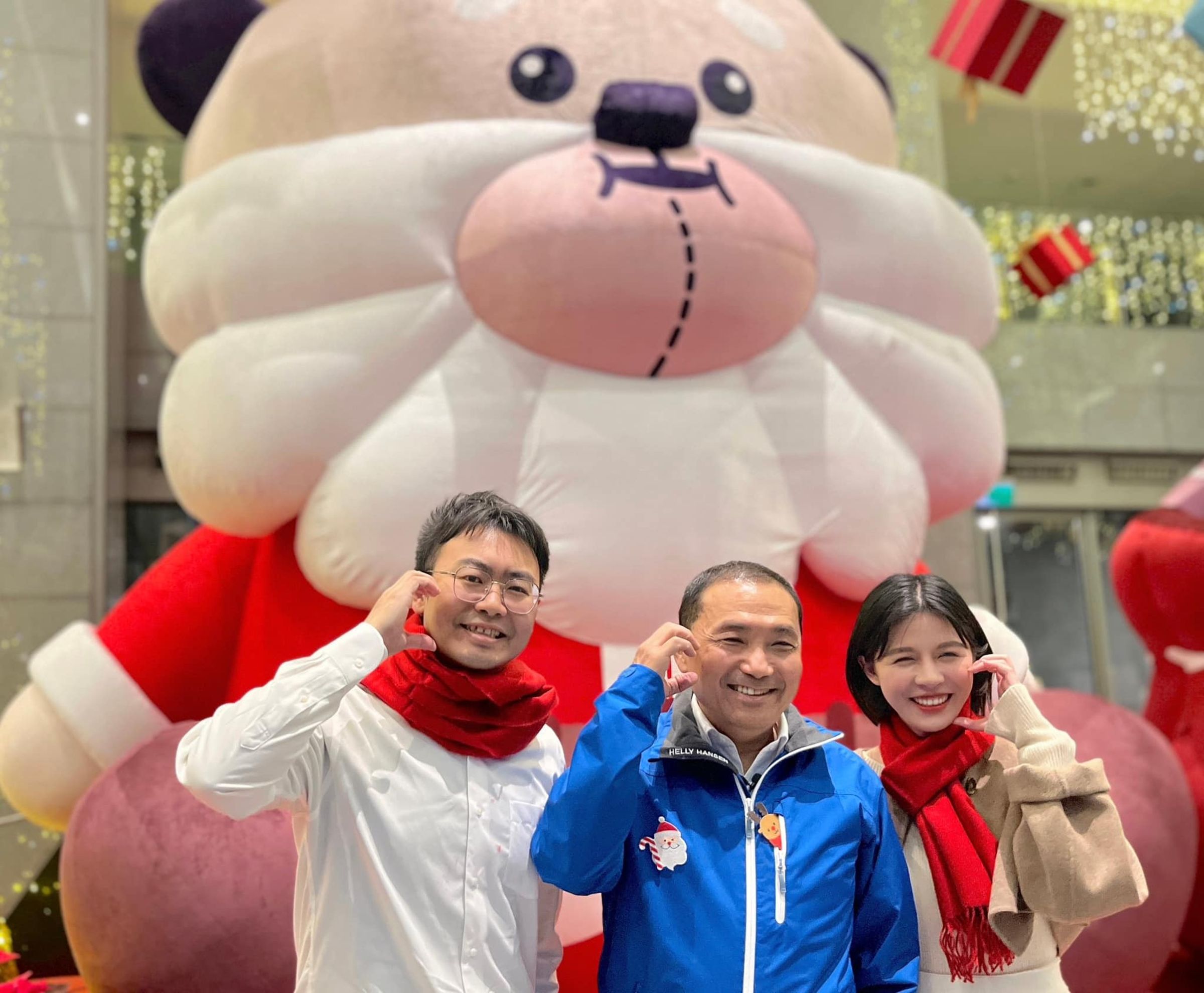 新北市長侯友宜(中)愛將戴湘儀(右),被蔣欣璋(左)岳母控訴與蔣同遊日本「沒有道德」。(翻攝自臉書)