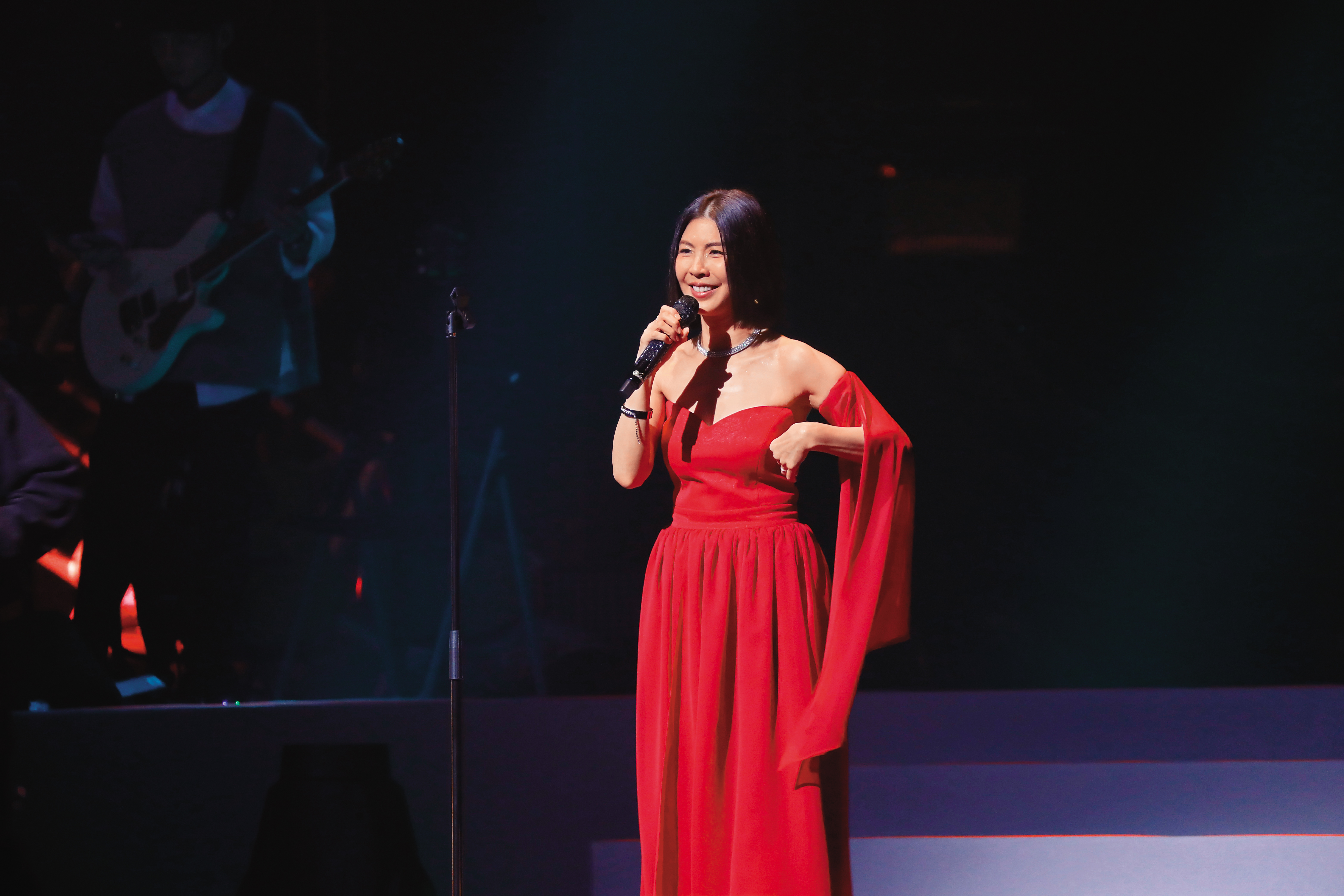 許茹芸笑說粉絲讓她「很熱」，當眾脫衣消火氣～