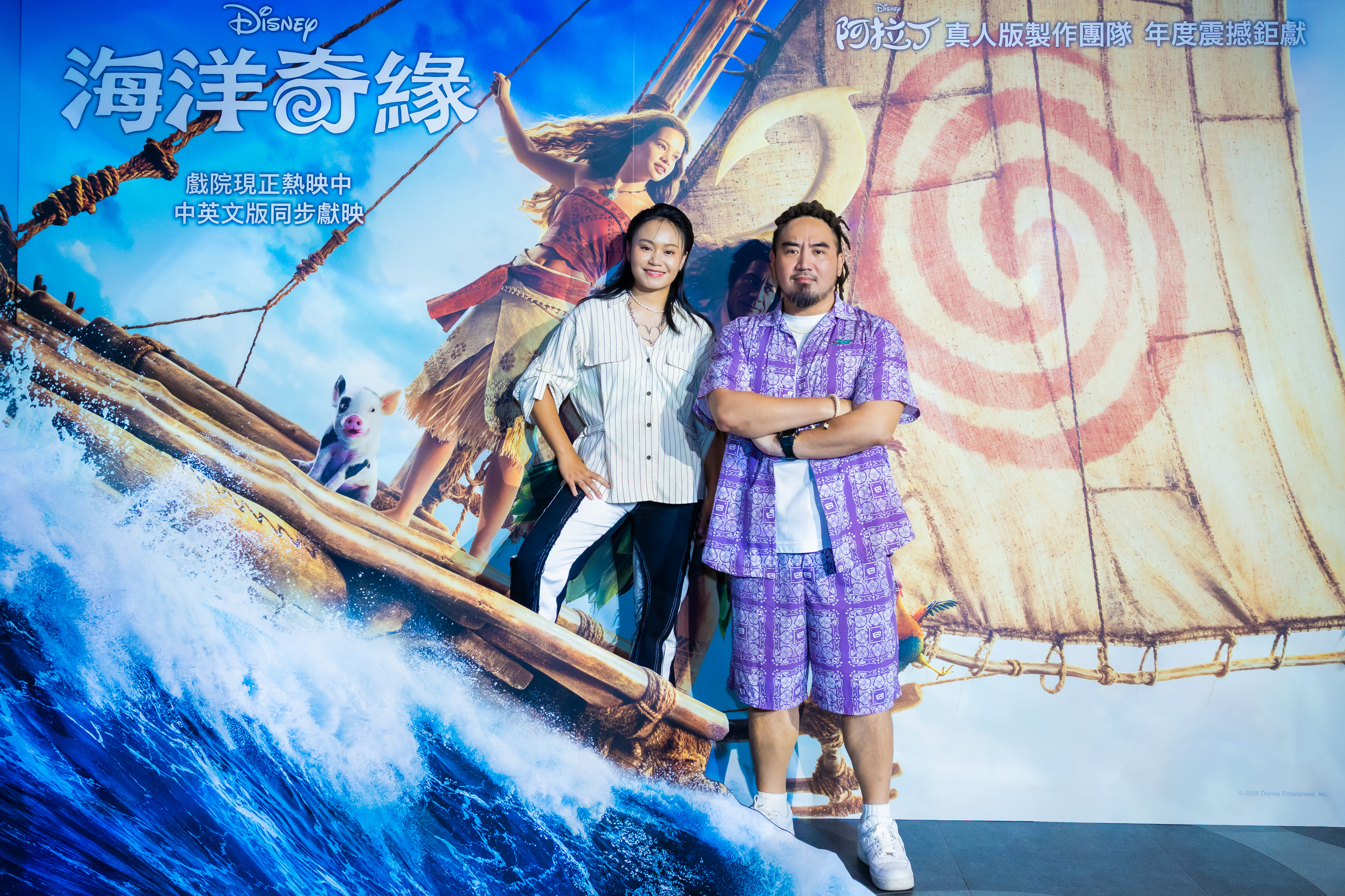 Makav真愛(左)與Mazka瑪斯卡(右)一同出席迪士尼真人版電影《海洋奇緣》中文配音版首映。(迪士尼提供)