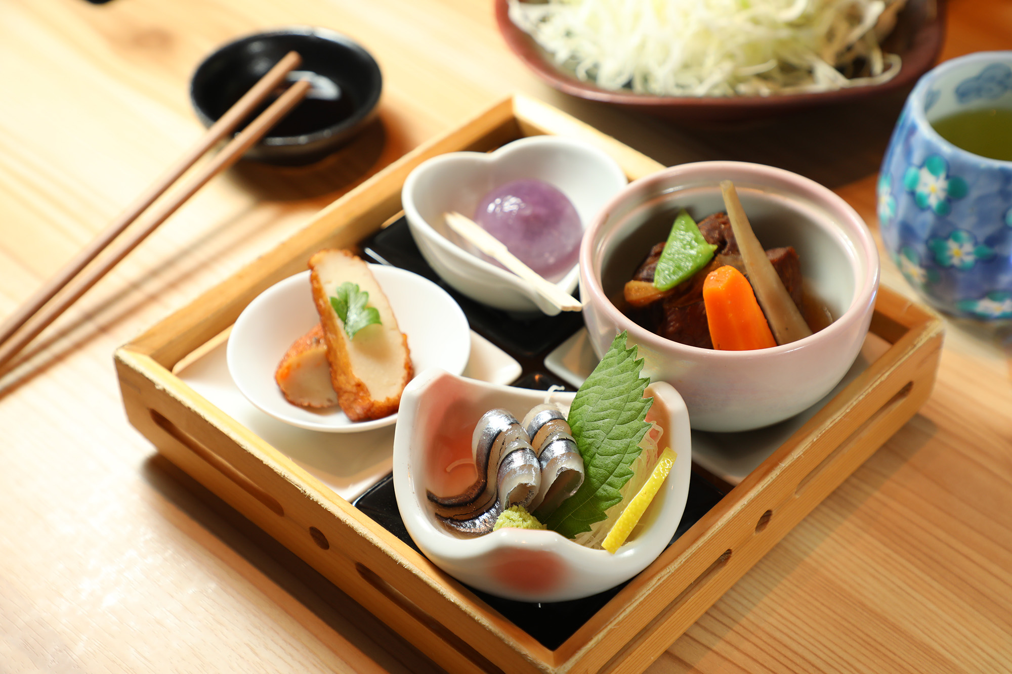 餐廳提供多種套餐,能品嘗到時令開胃菜、沙拉與甜點。